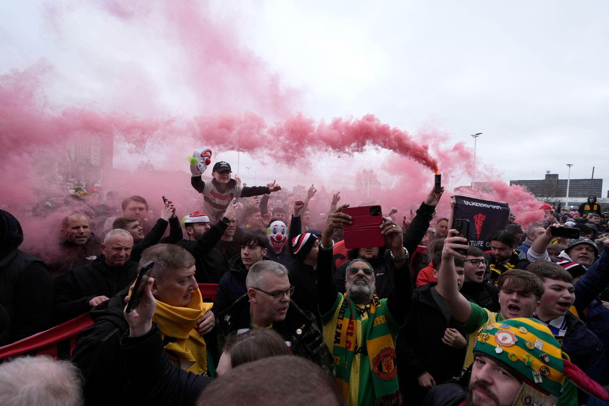 Los aficionados protestaron frente a Old Trafford el domingo.