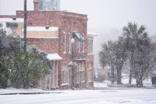 Travel chaos and power cuts for 150,000 as bomb cyclone threatens ...