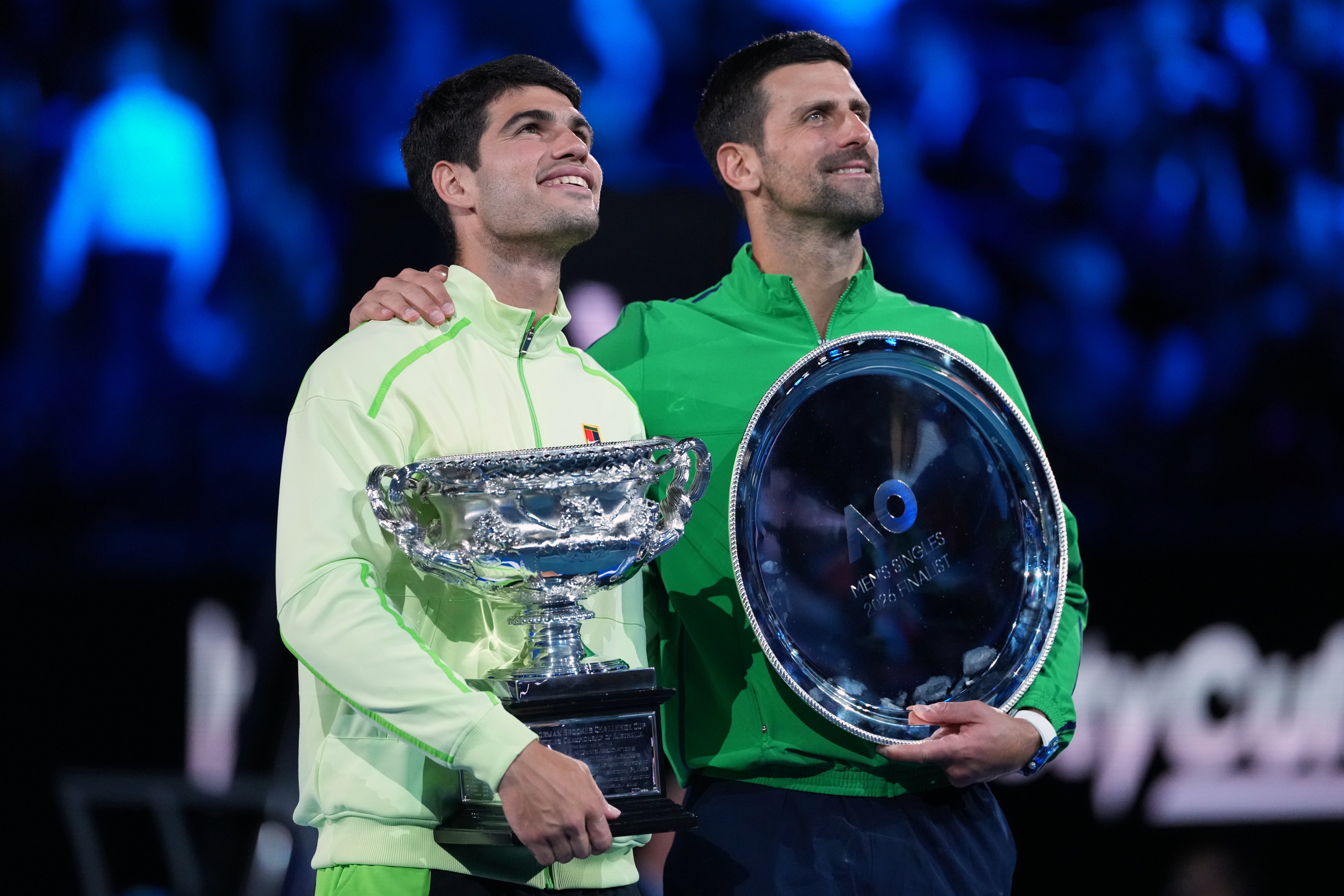 Novak Djokovic (kanan) berpose bersama Carlos Alcaraz usai kalah dari petenis Spanyol di final Australia Terbuka