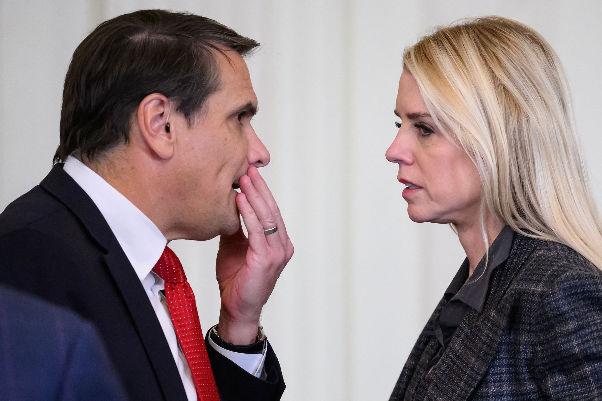 Pam Bondi supervisionou a transformação do Departamento de Justiça na equipe de ataque pessoal de Donald Trump