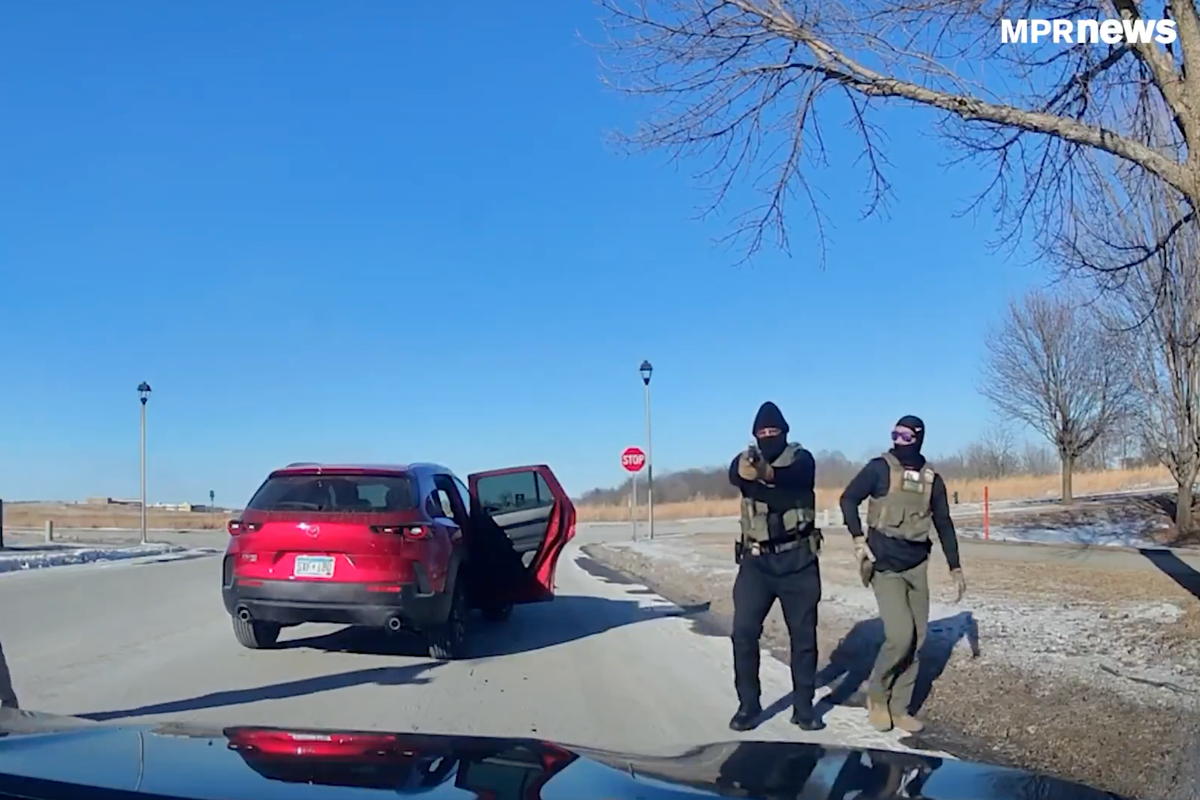 Dramatic dashcam video shows masked DHS agents arresting citizen driver at gunpoint – UK Times Dramatic dashcam video shows masked DHS agents arresting citizen driver at gunpoint – UK Times