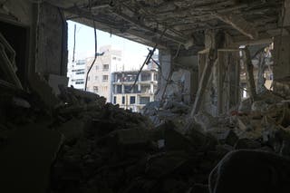 Um prédio de apartamentos é visto após uma explosão na cidade de Bandar Abbas, no sul do Irã