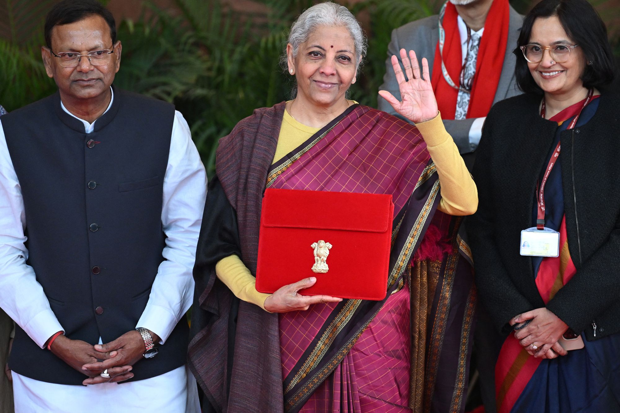 <p>India's Finance Minister Nirmala Sitharaman (C) poses for photos before she leaves the Finance Ministry</p>