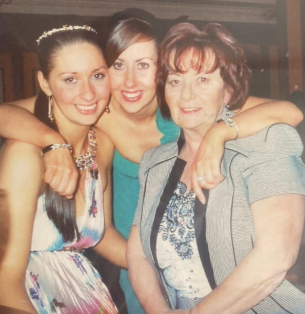 Outra foto mostrou Rachel e sua mãe com outro parente