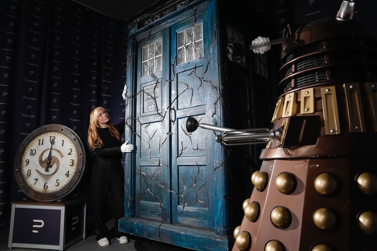 Doctor Who sonic screwdrivers and Tardis props go up for auction – UK Times