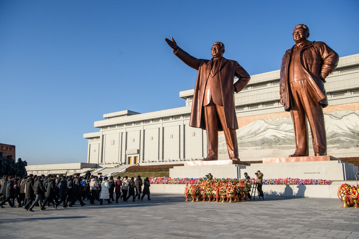 Trump’s gold statue of himself compared to North Korea’s Dear Leader