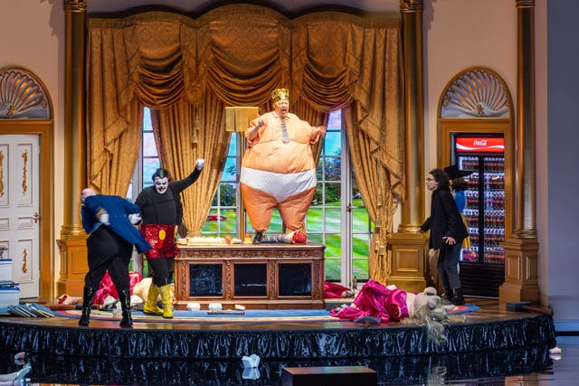 <p>The production features a gluttonous, ravenous, insatiable President-King, directly lampooning President Donald Trump. </p>
