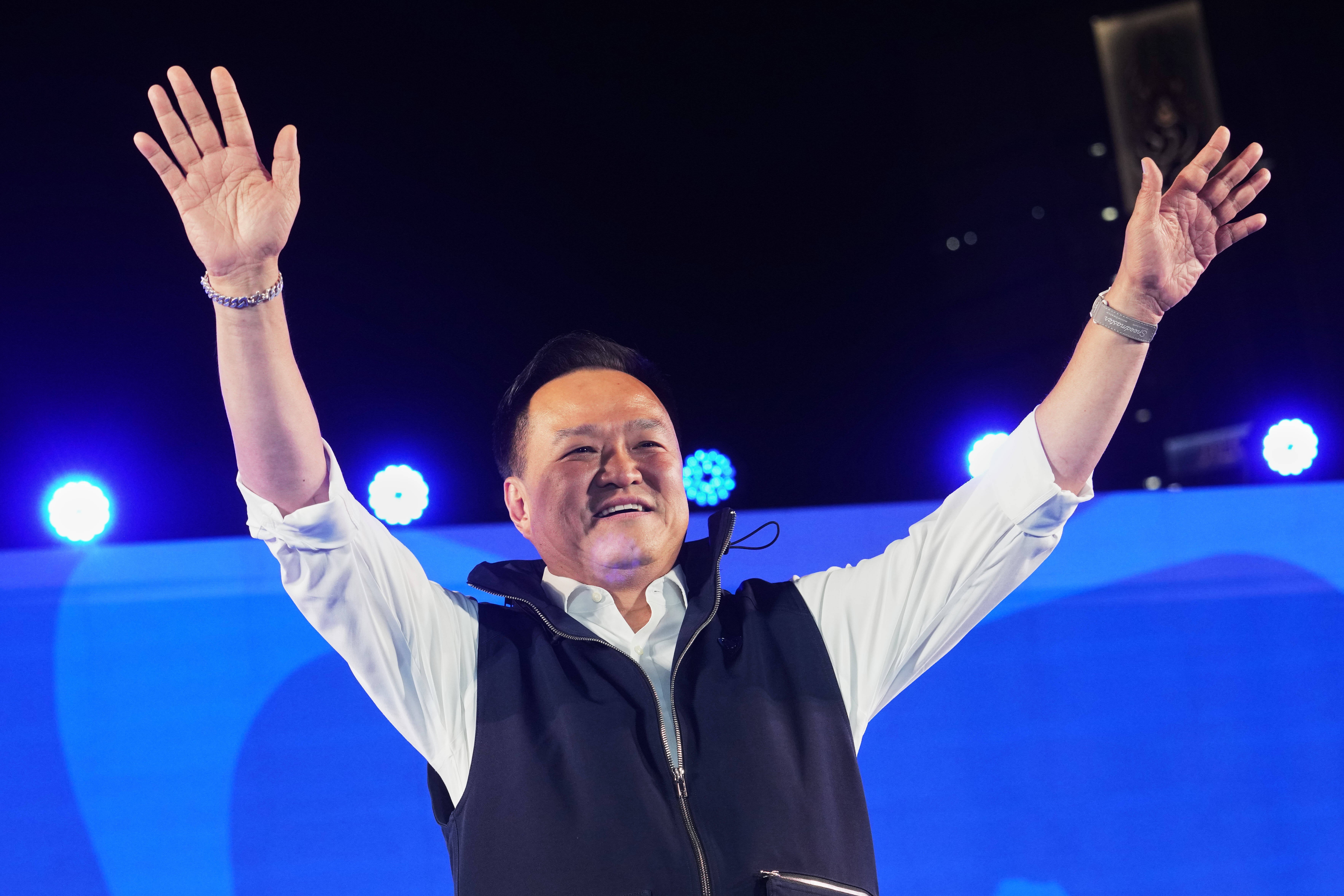 Анутин Чарнвиракул присуствује кампањи у Бангкоку