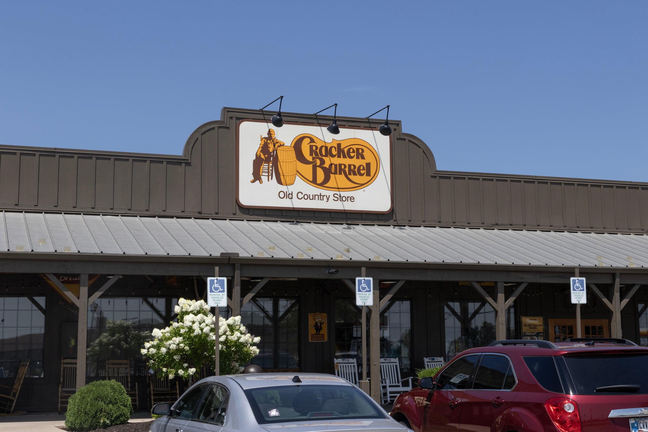 independent.co.uk - Isabel Keane - Cracker Barrel issues new statement on controversial employee dining rule