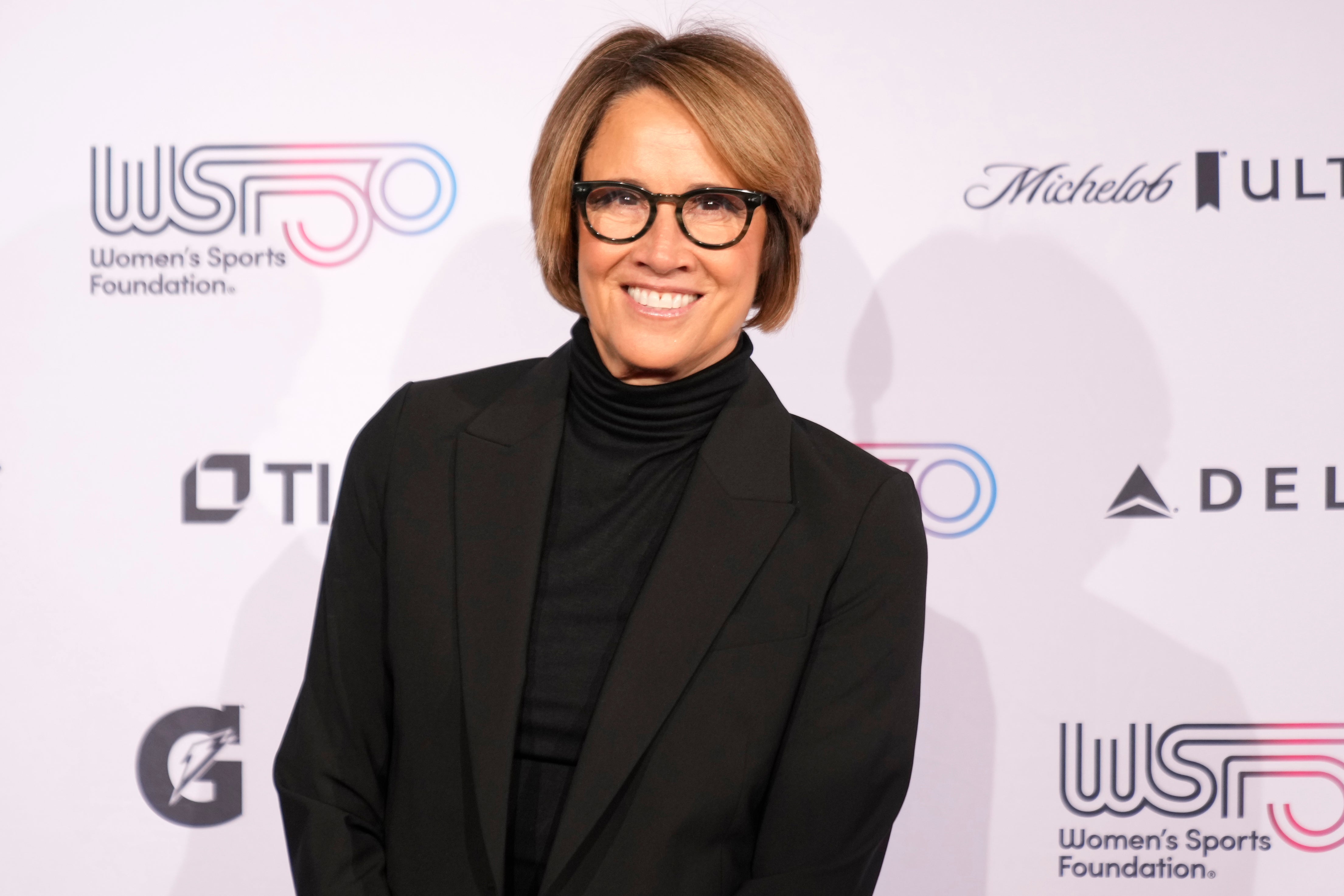 La veterana locutora de los Juegos Olímpicos Mary Carillo reemplazará a Guthrie como coanfitrión en la transmisión del viernes de las ceremonias de apertura de los Juegos de Invierno.