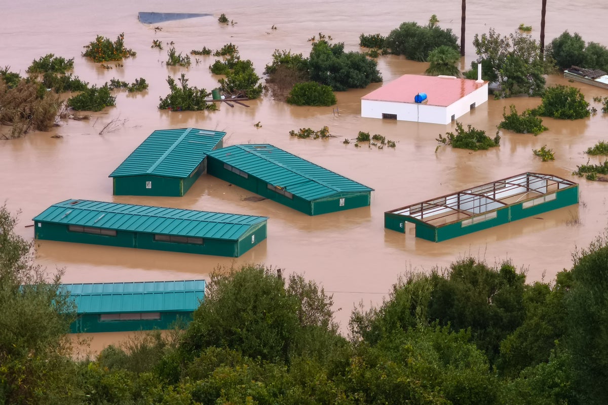 Storm Leonardo slams Spain and Portugal, leaving 1 ᴅᴇᴀᴅ and a girl missing | The Independent