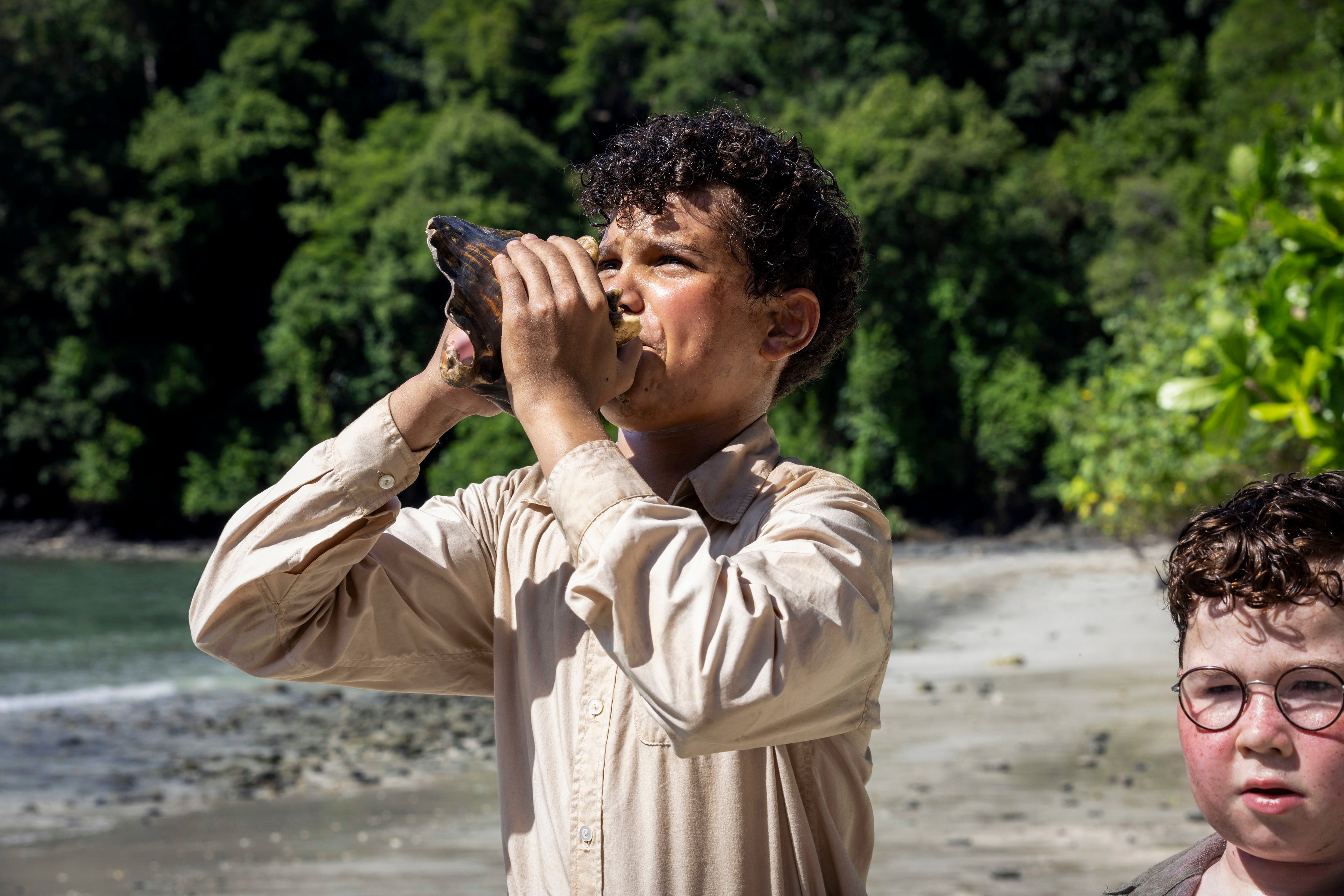 Winston Sawyers como Ralph, segurando a concha