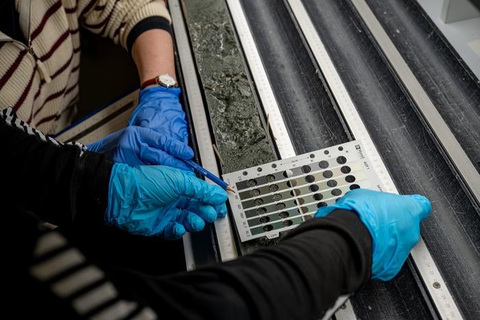 Wissenschaftler verwenden die Bodenfarbkarte, um Sedimentkerne in Farbe und Struktur zu beschreiben