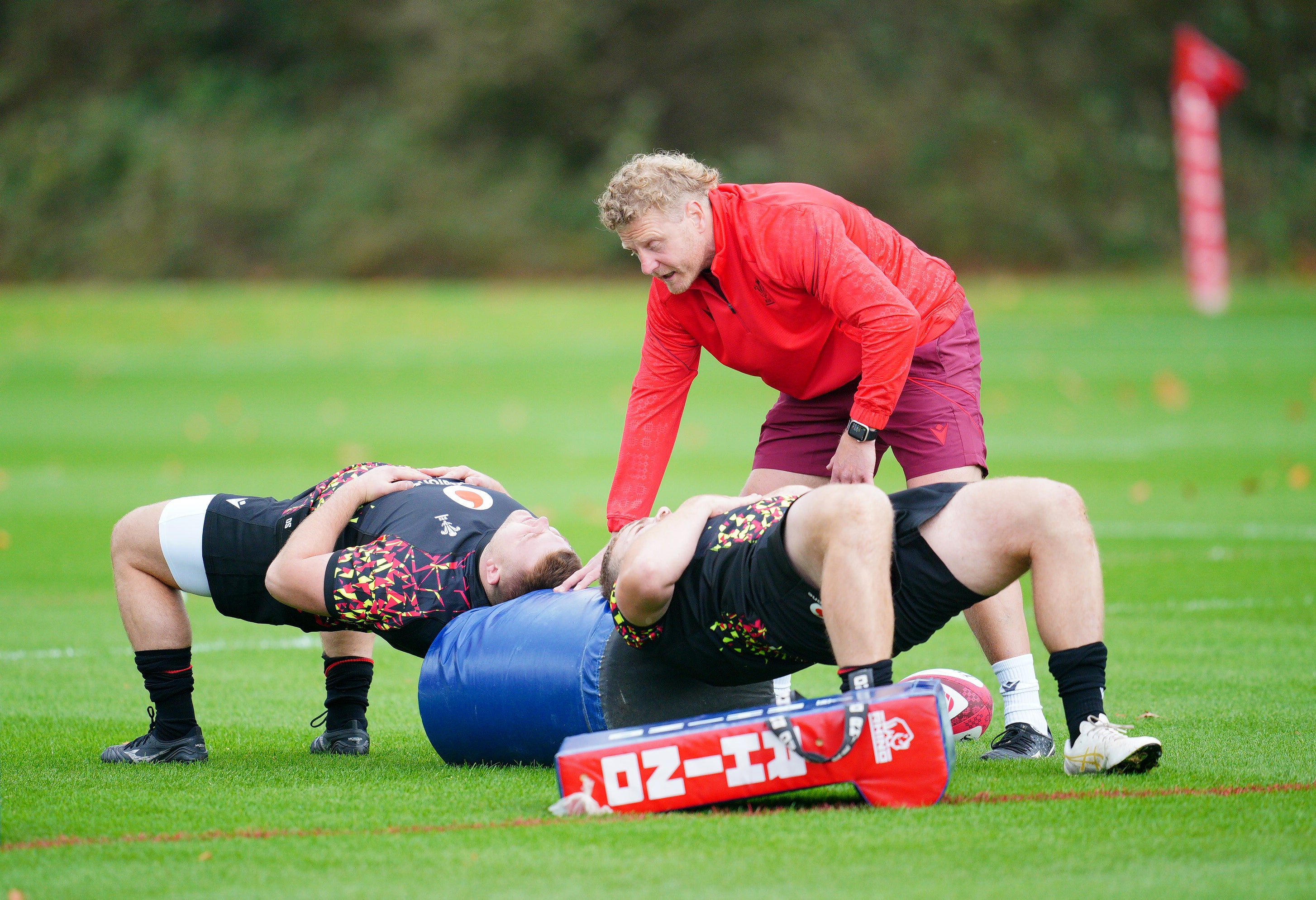 El entrenador de scrum Duncan Jones (de pie) se lesionó en un entrenamiento esta semana