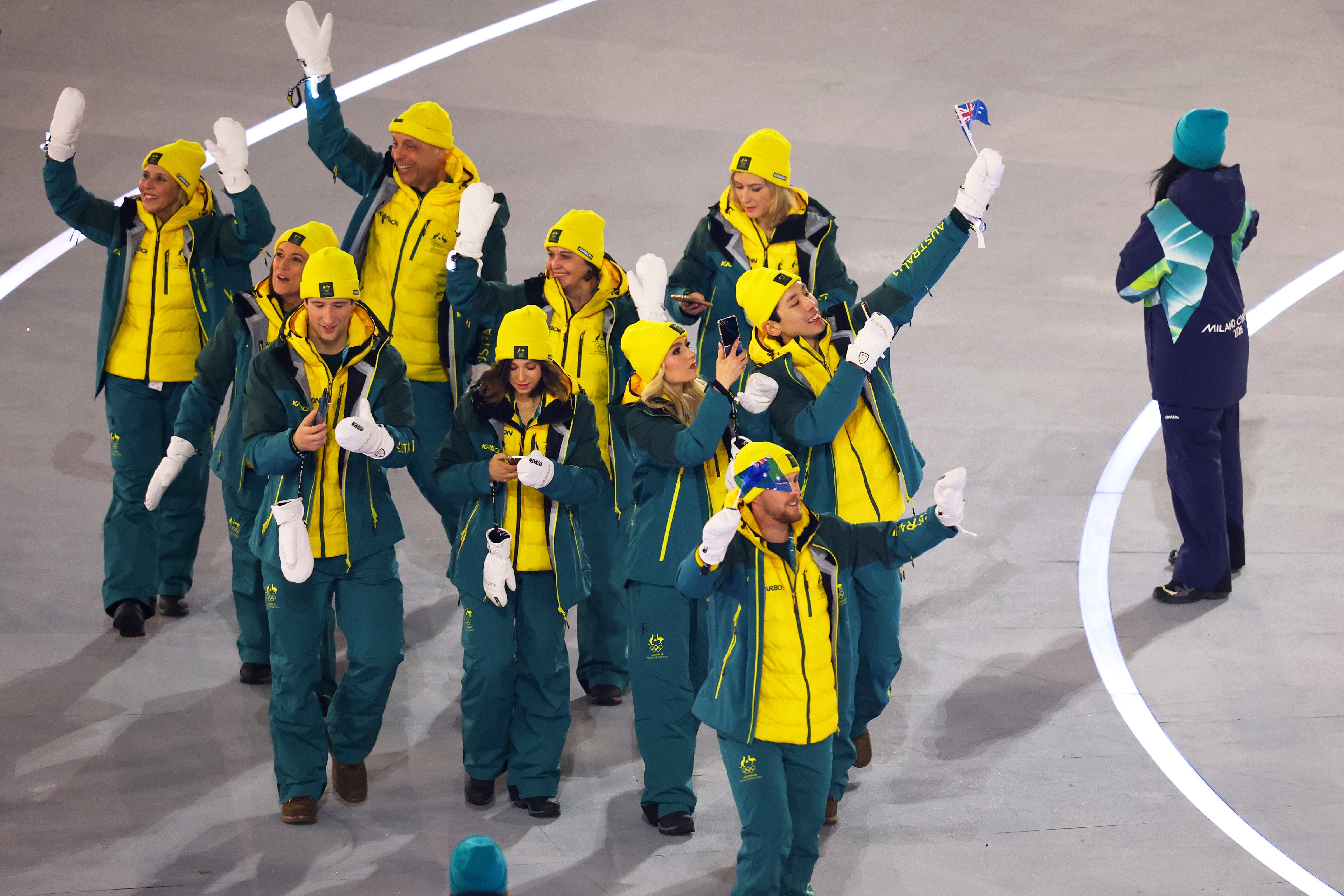 Australia wave to fans around the stadium