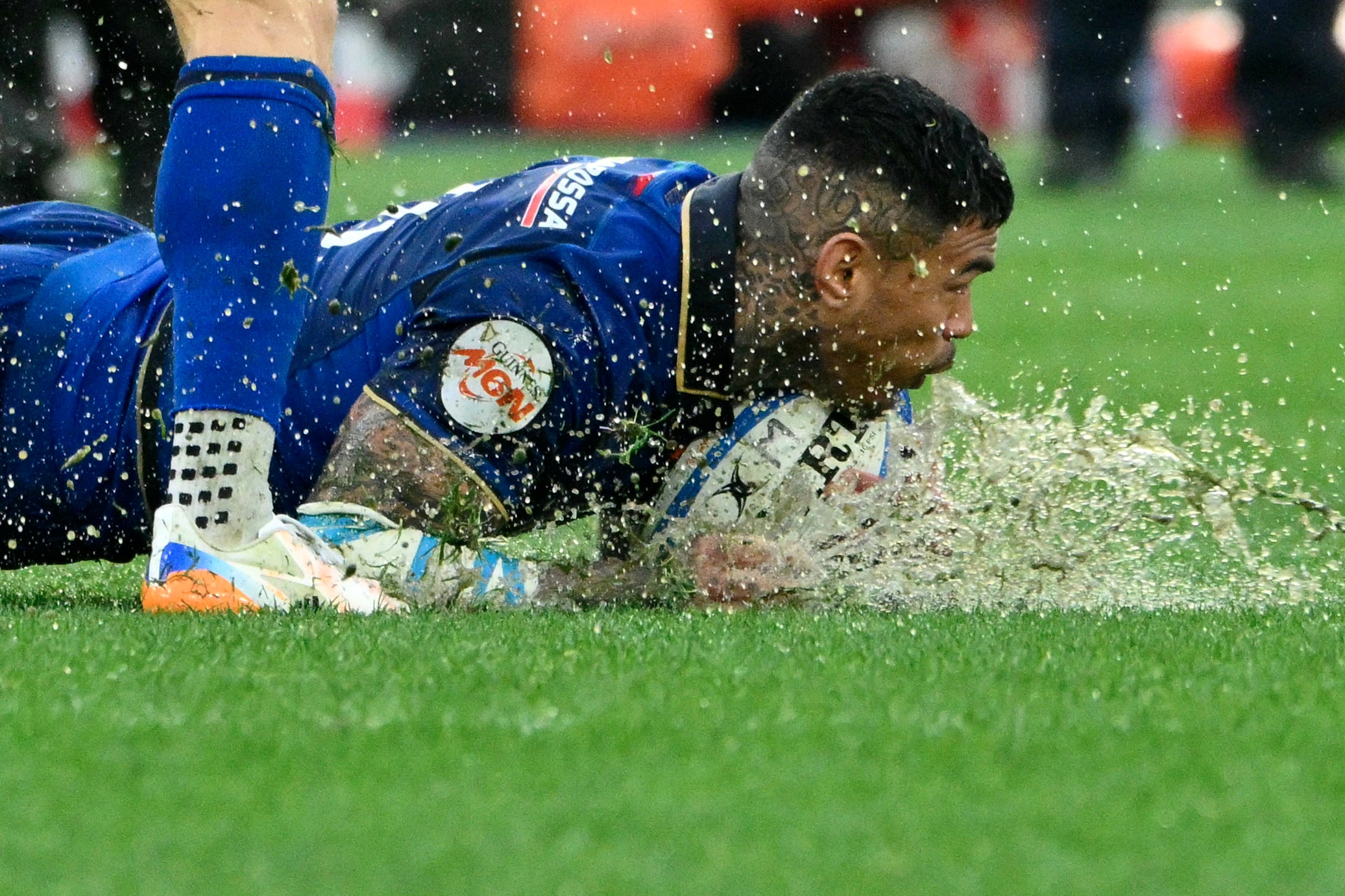 El ala italiana Monty Ioane cae con el balón durante el partido internacional de rugby de las Seis Naciones entre Italia y Escocia (Foto de Alberto PIZZOLI/AFP vía Getty Images)
