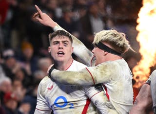 Tommy Freeman de Inglaterra anota el séptimo try de su equipo con su compañero Henry Pollock durante el partido Guinness Six Nations 2026 entre Inglaterra y Gales