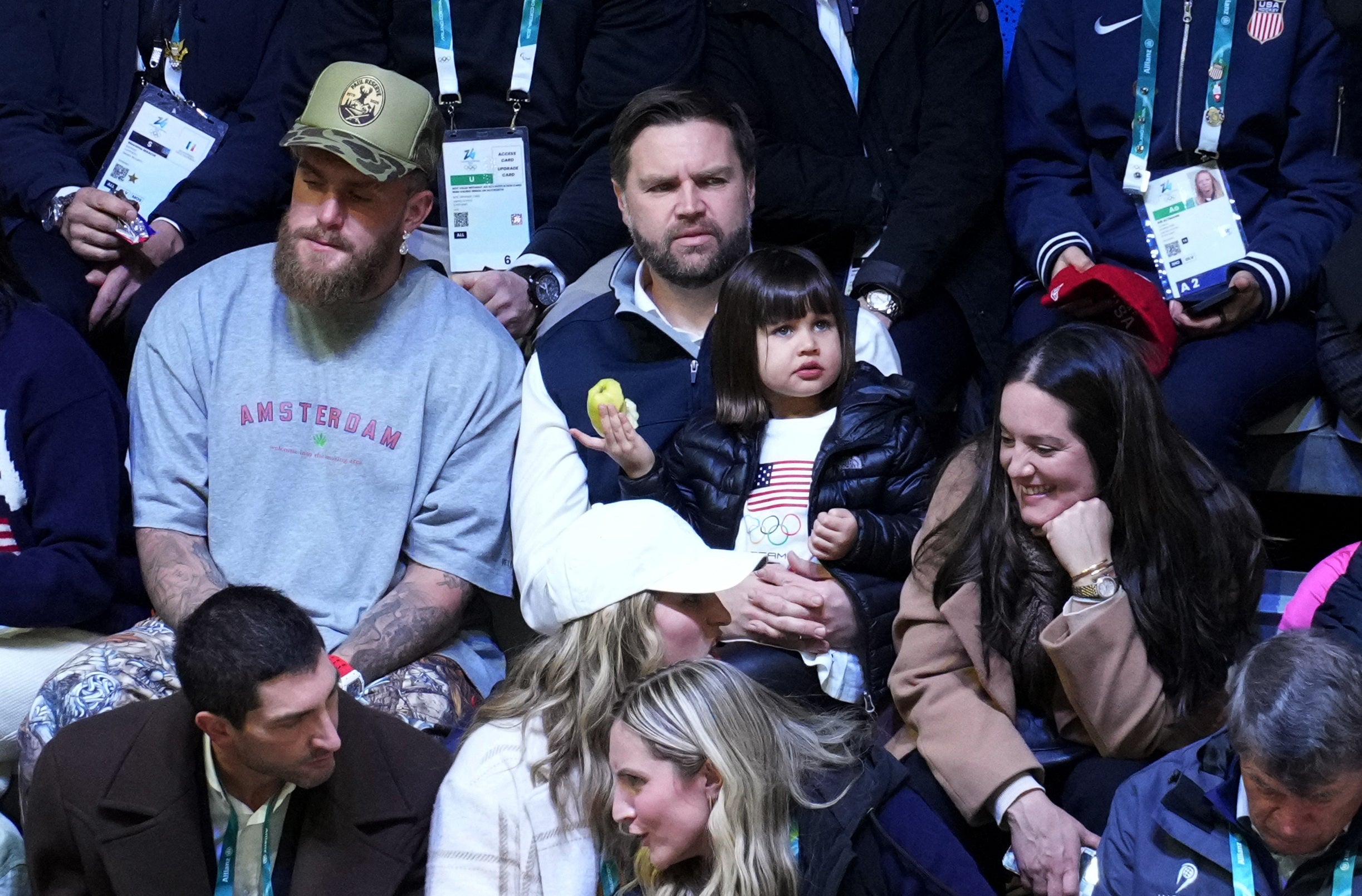 JD Vance se sentó con su hija menor, Mirabel, en su regazo.