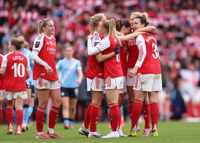 <p>Arsenal players celebrate following the team's victory in the Barclays Women's Super League match between Arsenal and Manchester City</p>