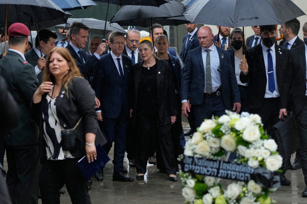 Israels president visits Sydneys Bondi Beach massacre site and meets victims families Israels president visits Sydneys Bondi Beach massacre site and meets victims families