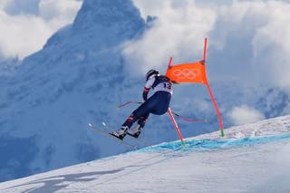 Lindsey Vonn menabrak gerbang saat lomba menuruni bukit ski alpine wanita (Jacquelyn Martin/AP)