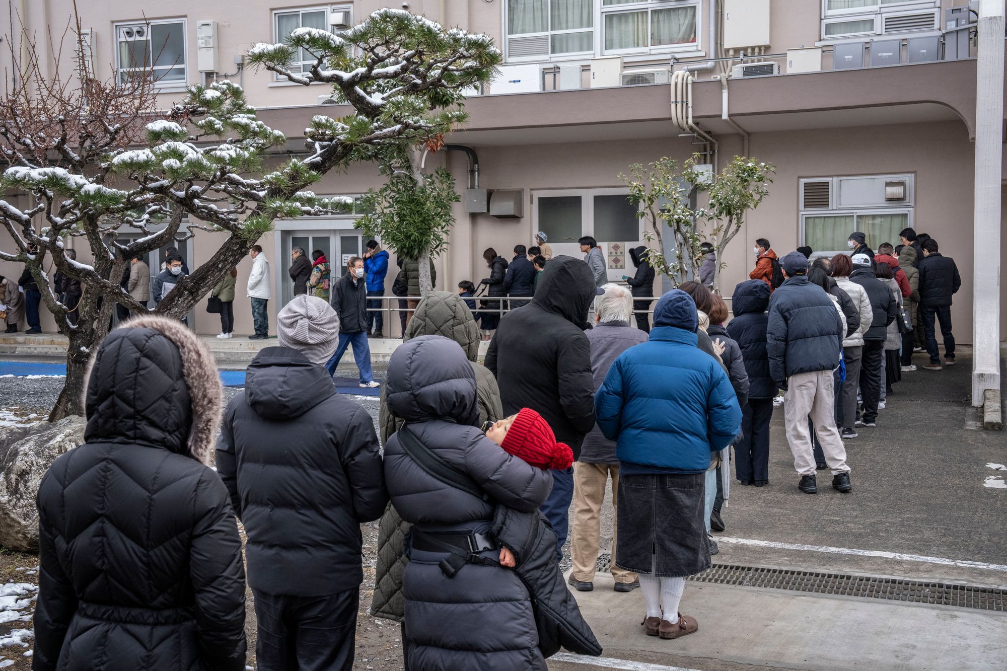 Pessoas fazem fila em uma seção eleitoral para votar durante as eleições para a Câmara dos Representantes em Kawasaki, província de Kanagawa, em 8 de fevereiro de 2026.