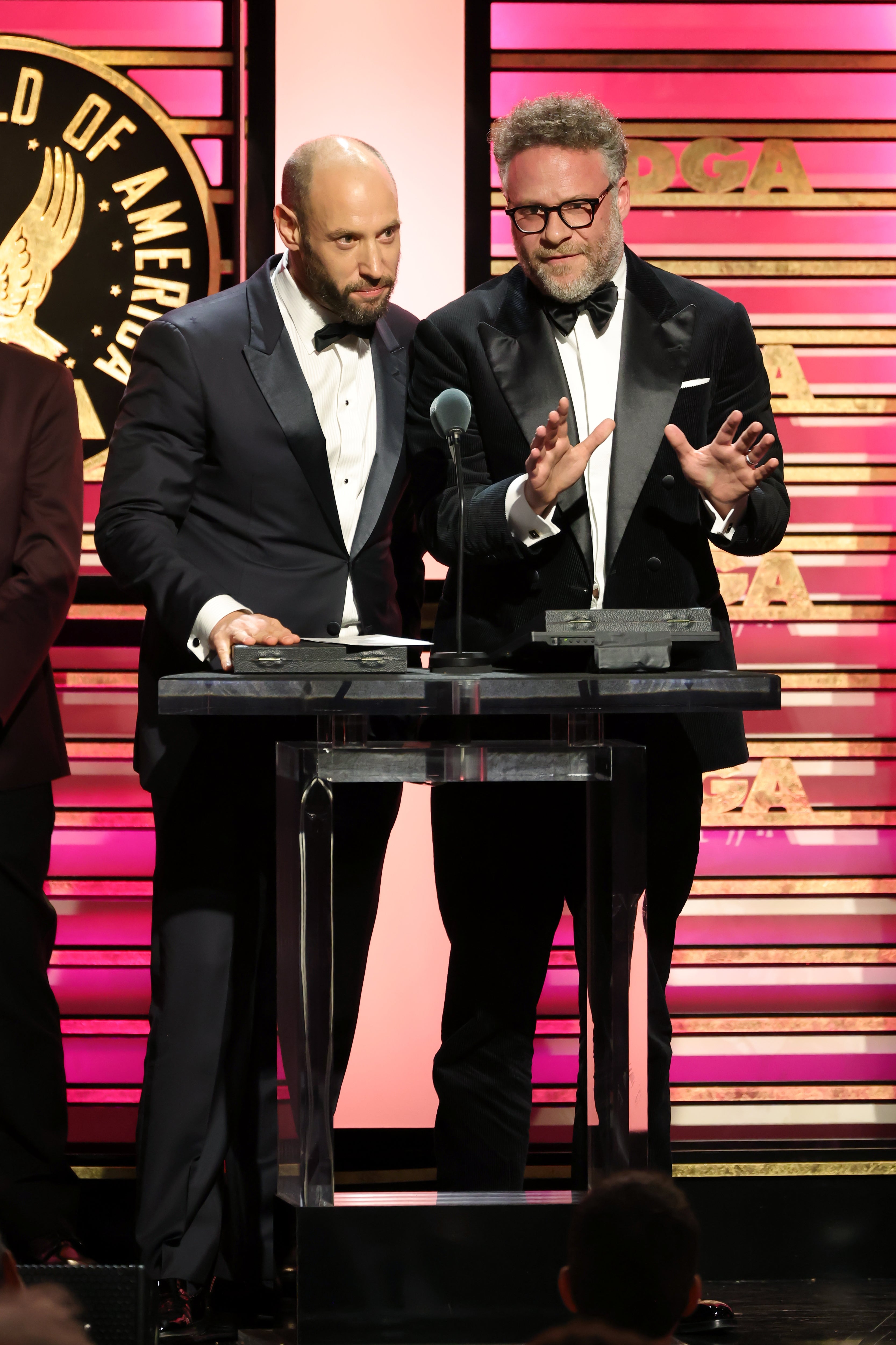 Evan Goldberg e Seth Rogen recebem o prêmio de excelente direção em série de comédia por 'The Studio' no 78º Prêmio Anual do Directors Guild Of America