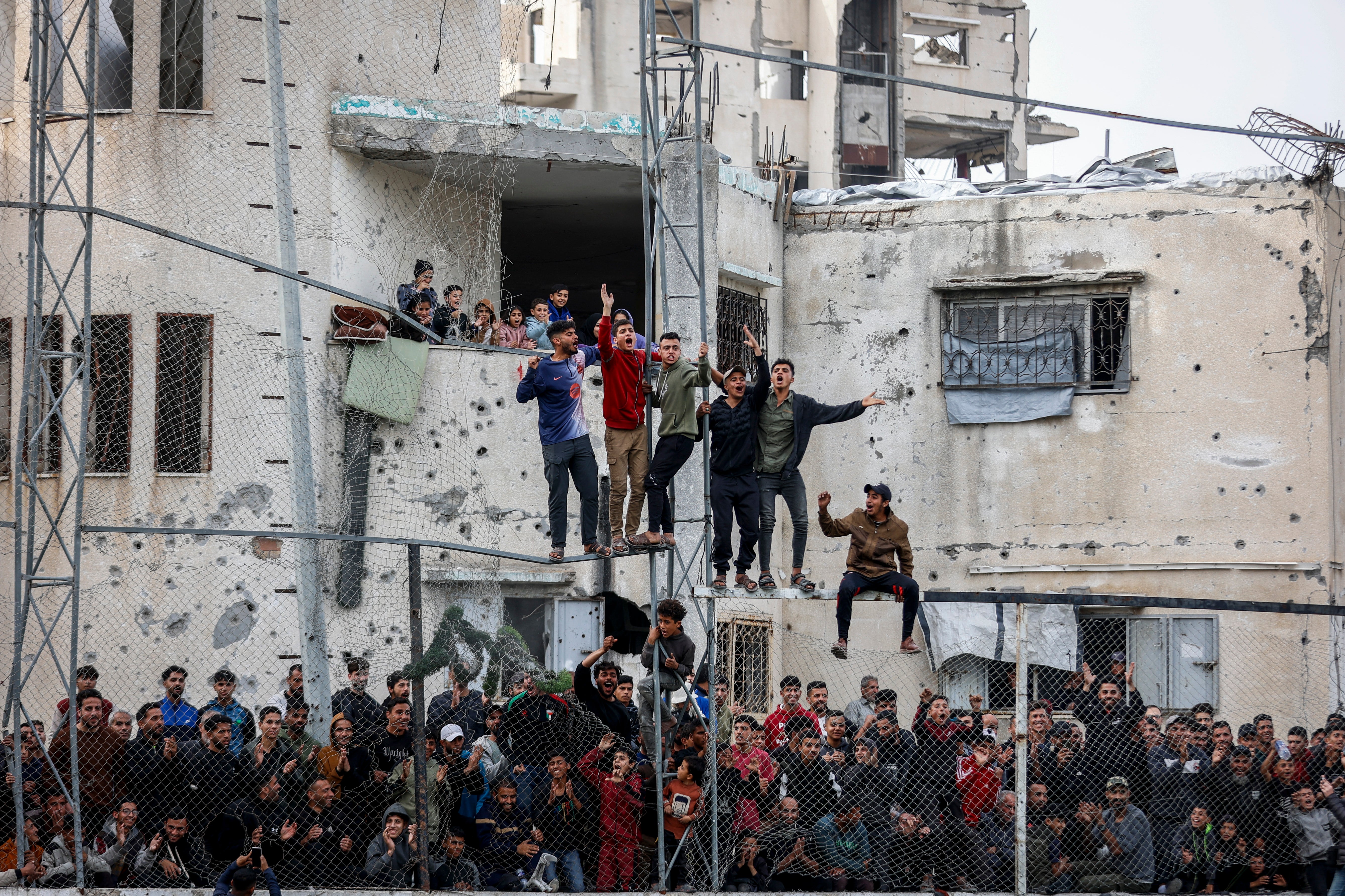 Pessoas se reuniram para assistir ao torneio, torcendo com entusiasmo