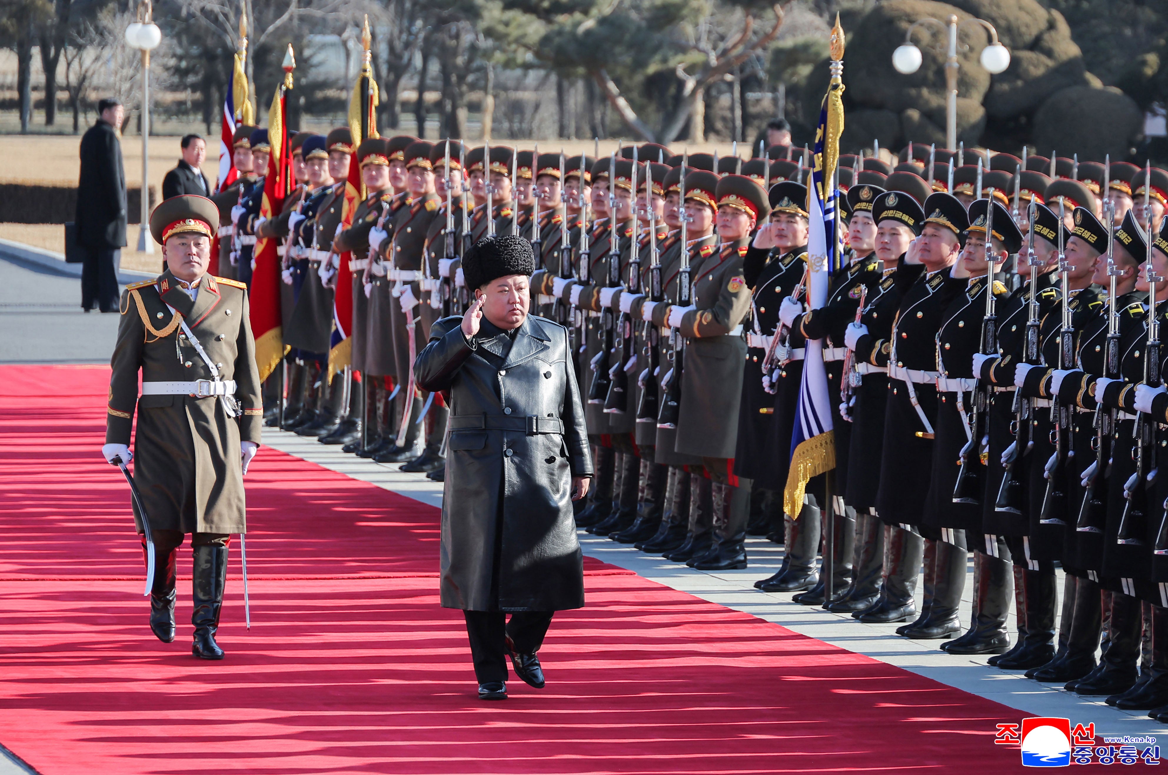 Ова слика, снимљена 8. фебруара 2026. и објављена од стране севернокорејске званичне Корејске централне новинске агенције (КЦНА) 9. фебруара 2026., приказује севернокорејског лидера Ким Џонг Ун (Ц) како прегледа почасну гарду док посећује Министарство националне одбране да прослави 78. годишњицу оснивања Народне војске Кореје у П.