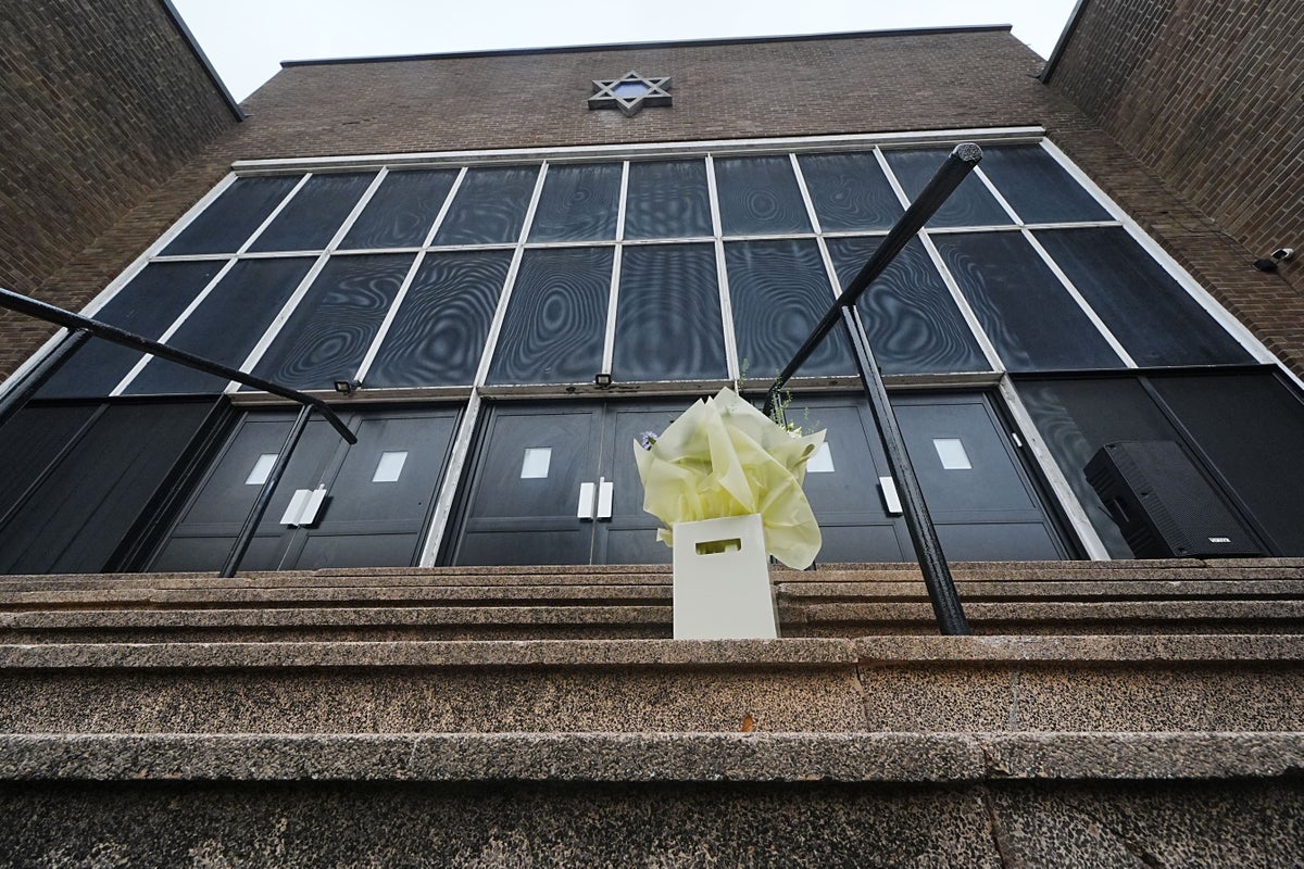 Os telefones do terrorista da sinagoga de Manchester revelaram suas opiniões extremistas, mas a polícia não conseguiu verificá-las