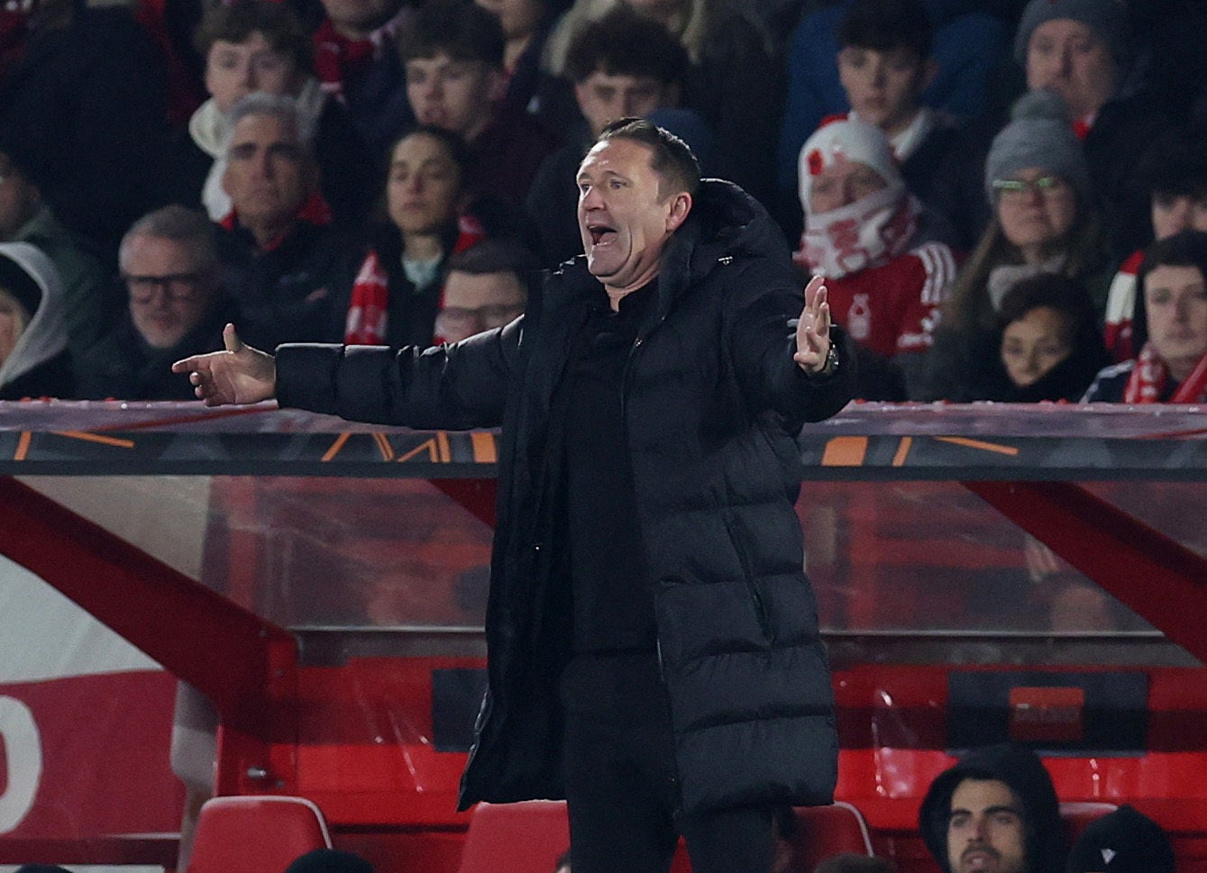 O ex-atacante do Tottenham ainda é relativamente inexperiente como técnico, mas será que os Spurs correrão o risco de contratá-lo?