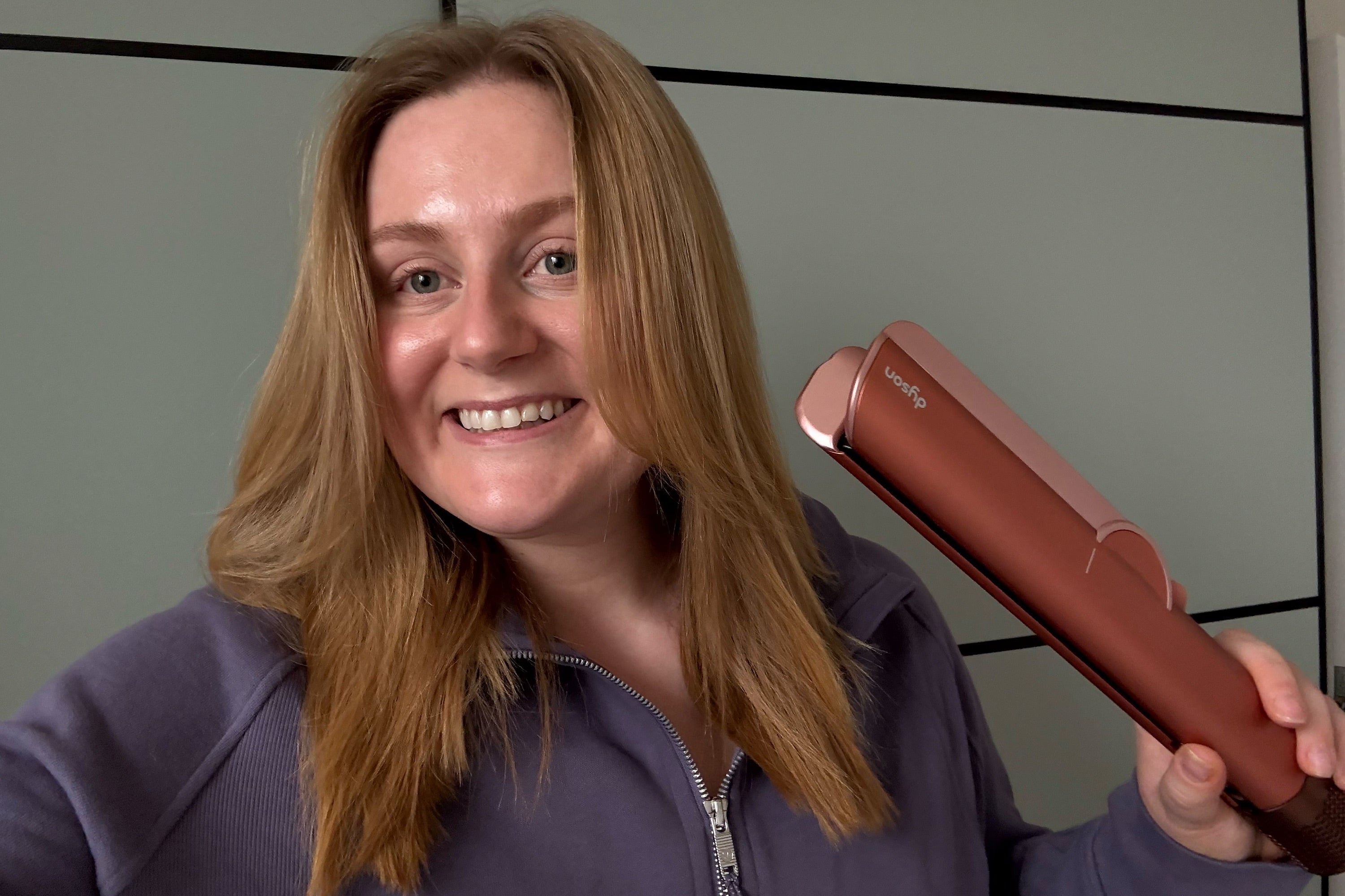 <p>This tool dries and straightens hair at once</p>