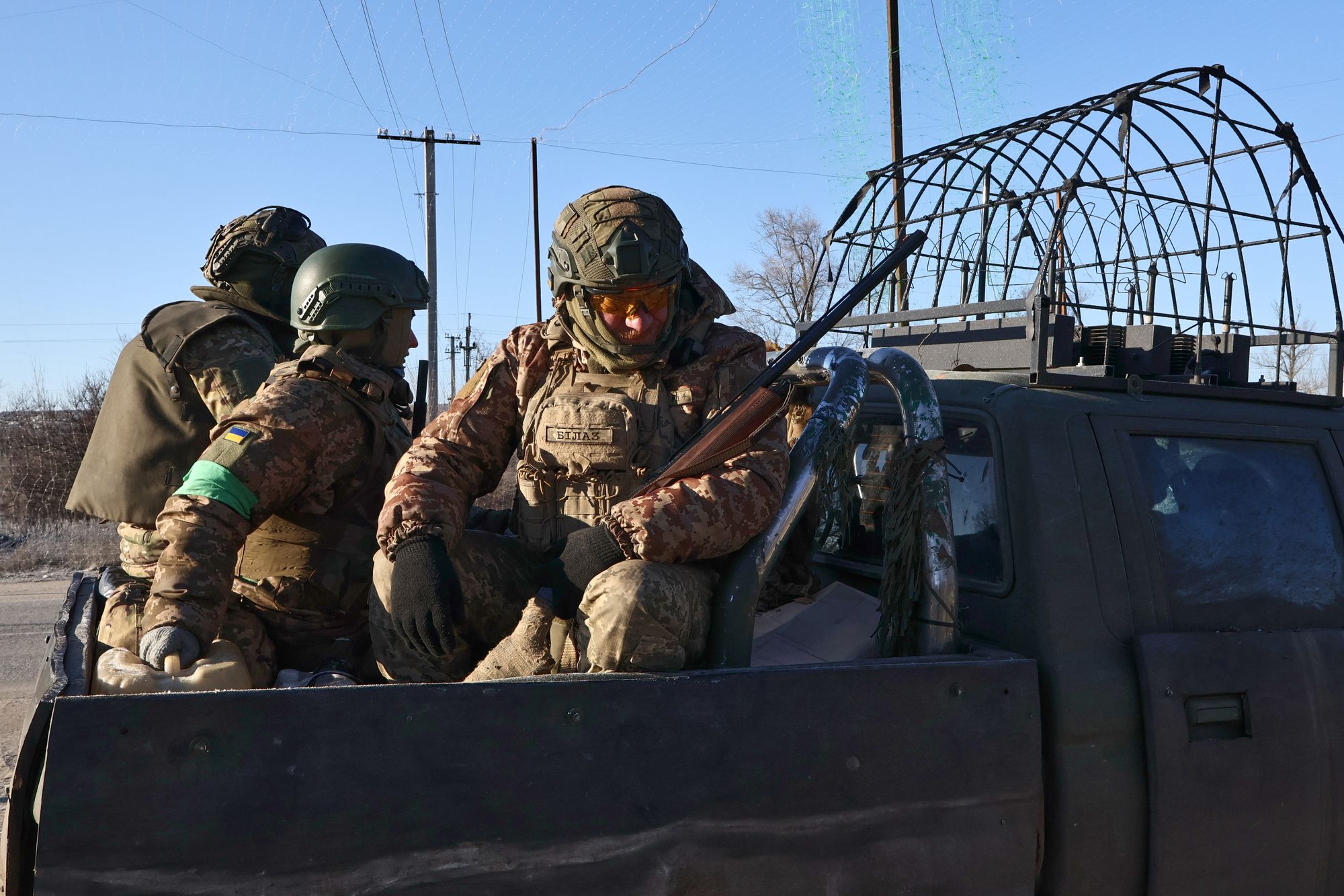 Nesta foto fornecida pelo serviço de imprensa da 65ª Brigada Mecanizada da Ucrânia, soldados embarcam em uma carroceria de caminhão para uma missão na linha de frente na região de Zaporizhia.