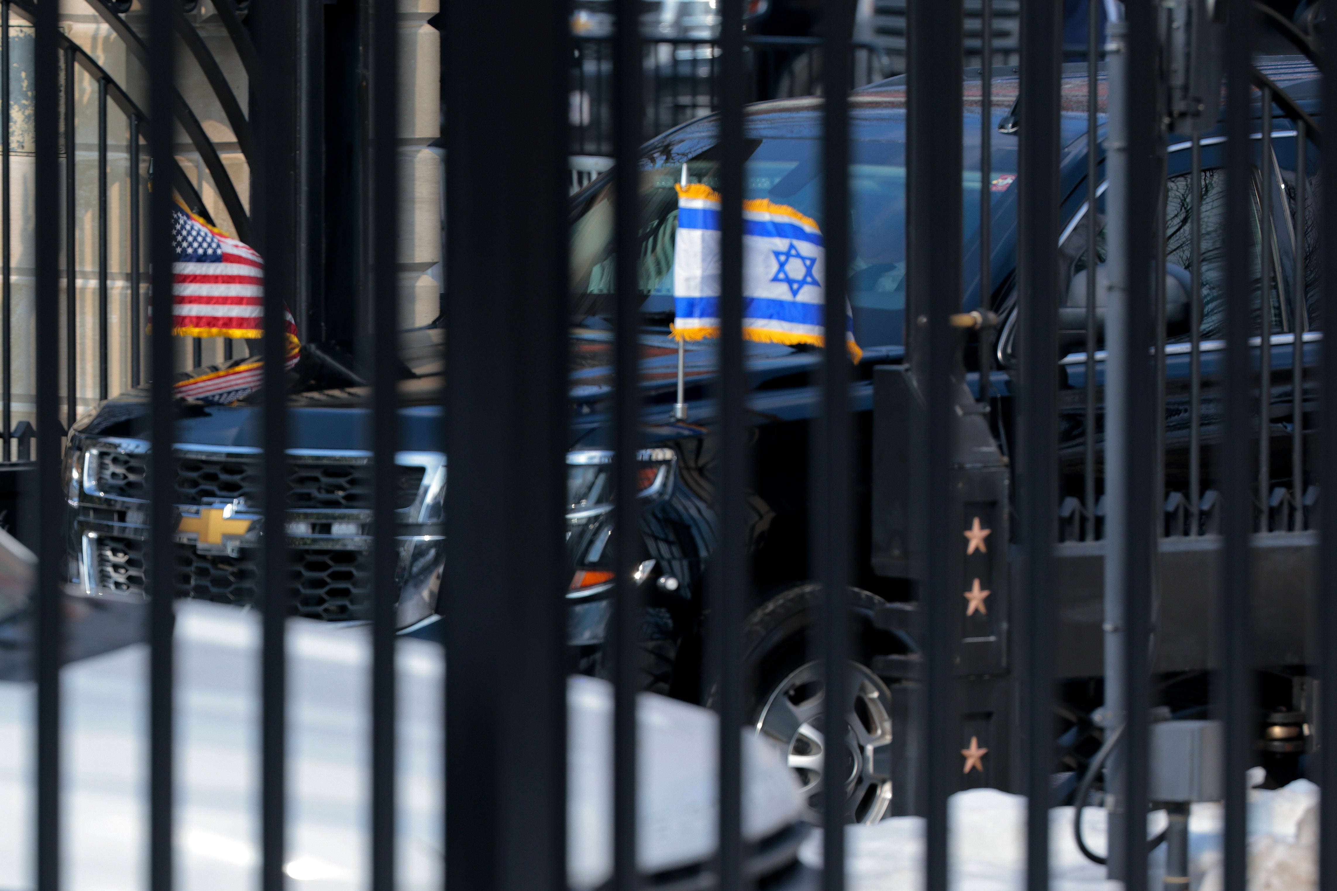 A carreata de Netanyahu é vista chegando à Casa Branca. Trump descreveu a reunião deles como “muito boa”