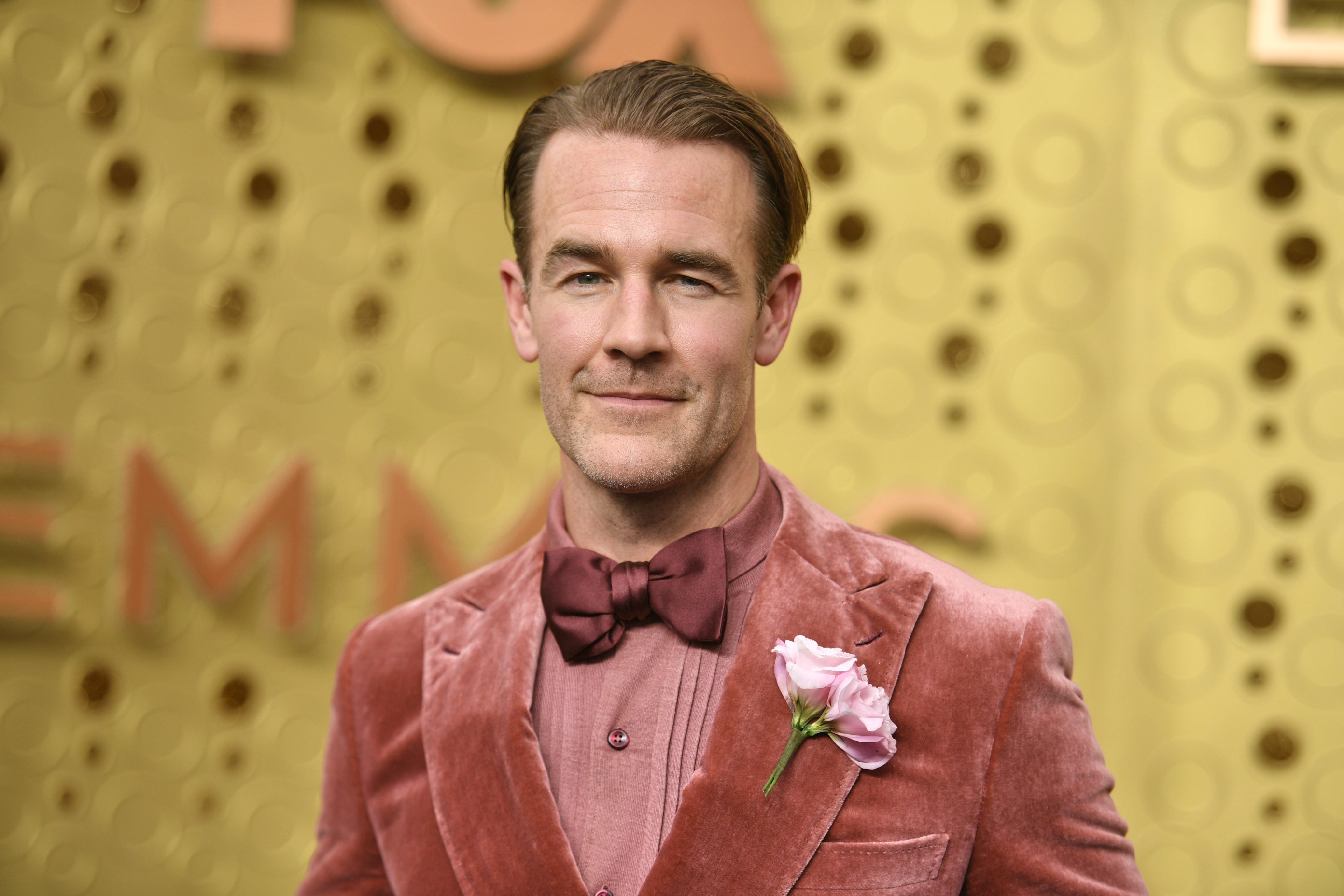 Van Der Beek è morto mercoledì, all’età di 48 anni, dopo una lunga lotta contro il cancro del colon-retto allo stadio 3