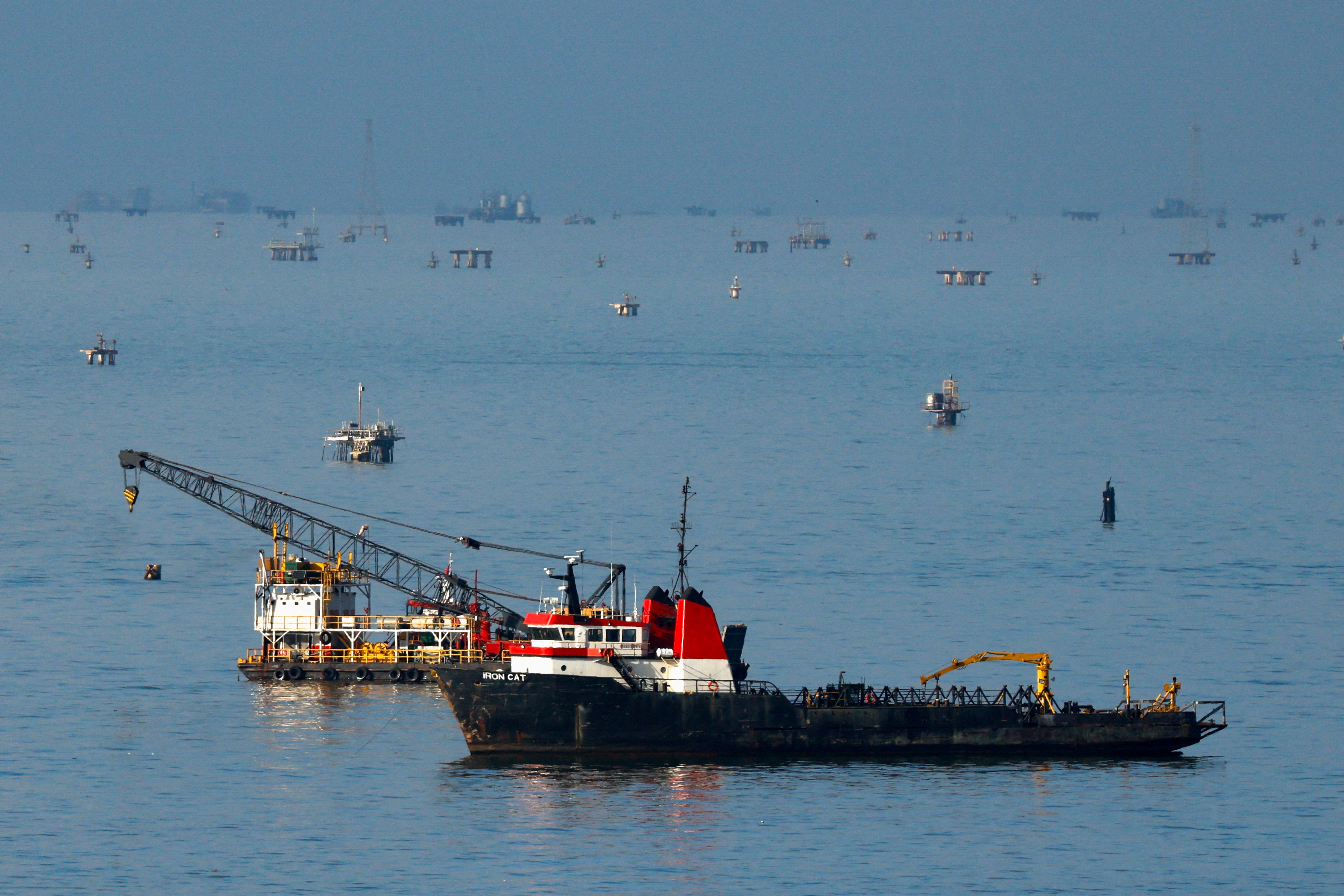 <p>Donald Trump has urged U.S. energy firms to invest $100 billion to rebuild Venezuela's oil industry.</p>