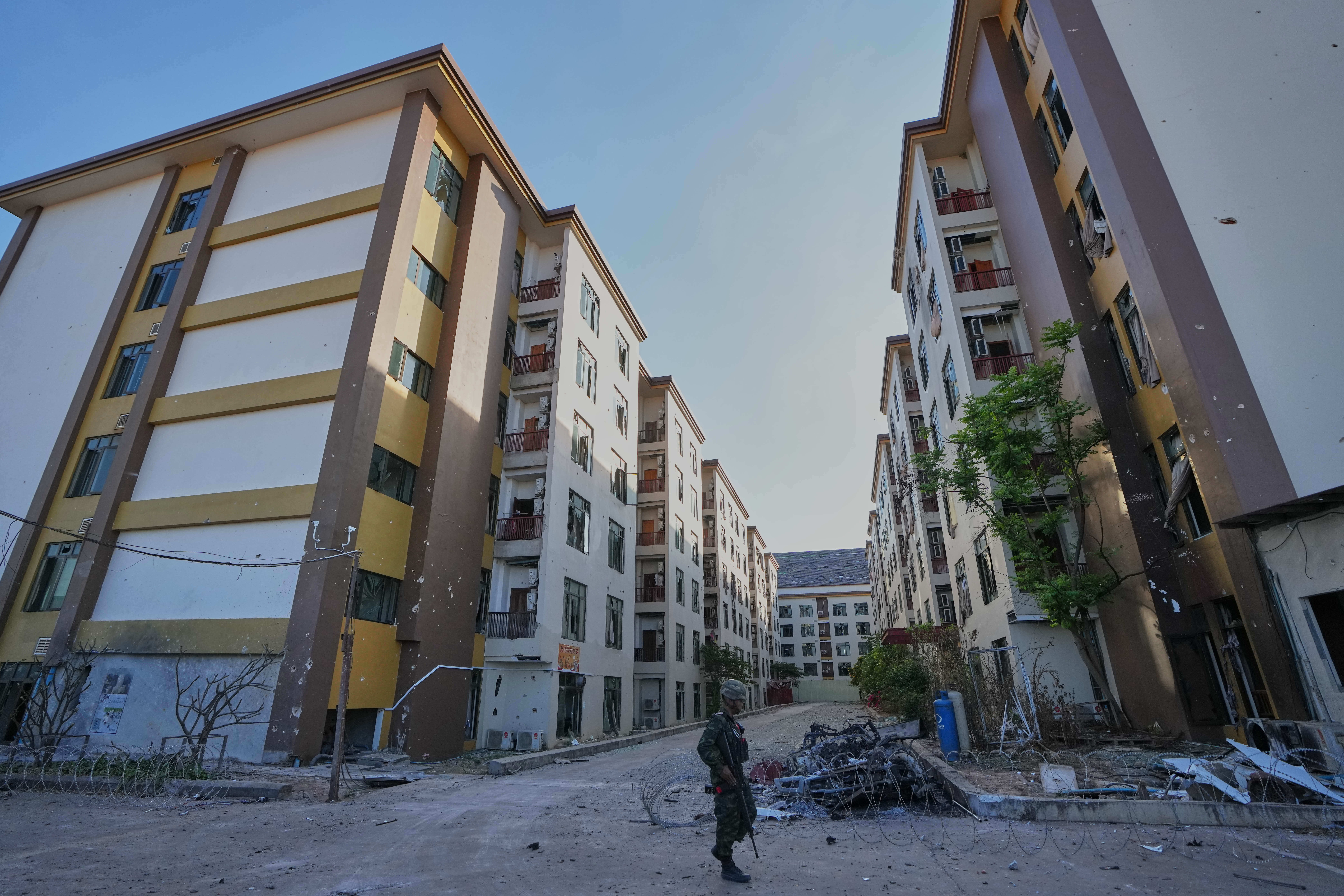 Тајландски војник чува стражу испред центра за преваре у О'Смацху у Камбоџи