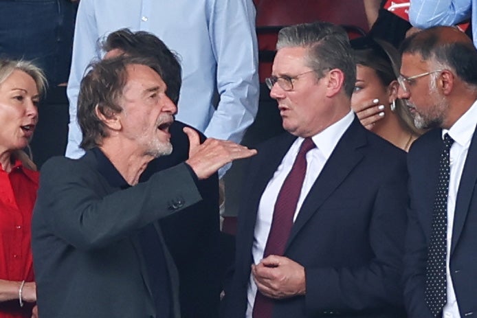 Ratcliffe gesticula para Sir Keir durante a partida da Premier League entre Manchester United e Arsenal FC em Old Trafford, em maio de 2024