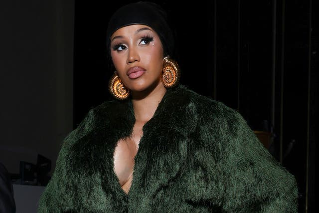 <p>Cardi B dijo a sus fans que deberían “pelear con ICE” si los agentes de inmigración intentaban detener a cualquiera que asistiera a sus conciertos. Un video viral de su comentario se convirtió en una disputa pública con el Departamento de Seguridad Nacional de EE. UU.</p>