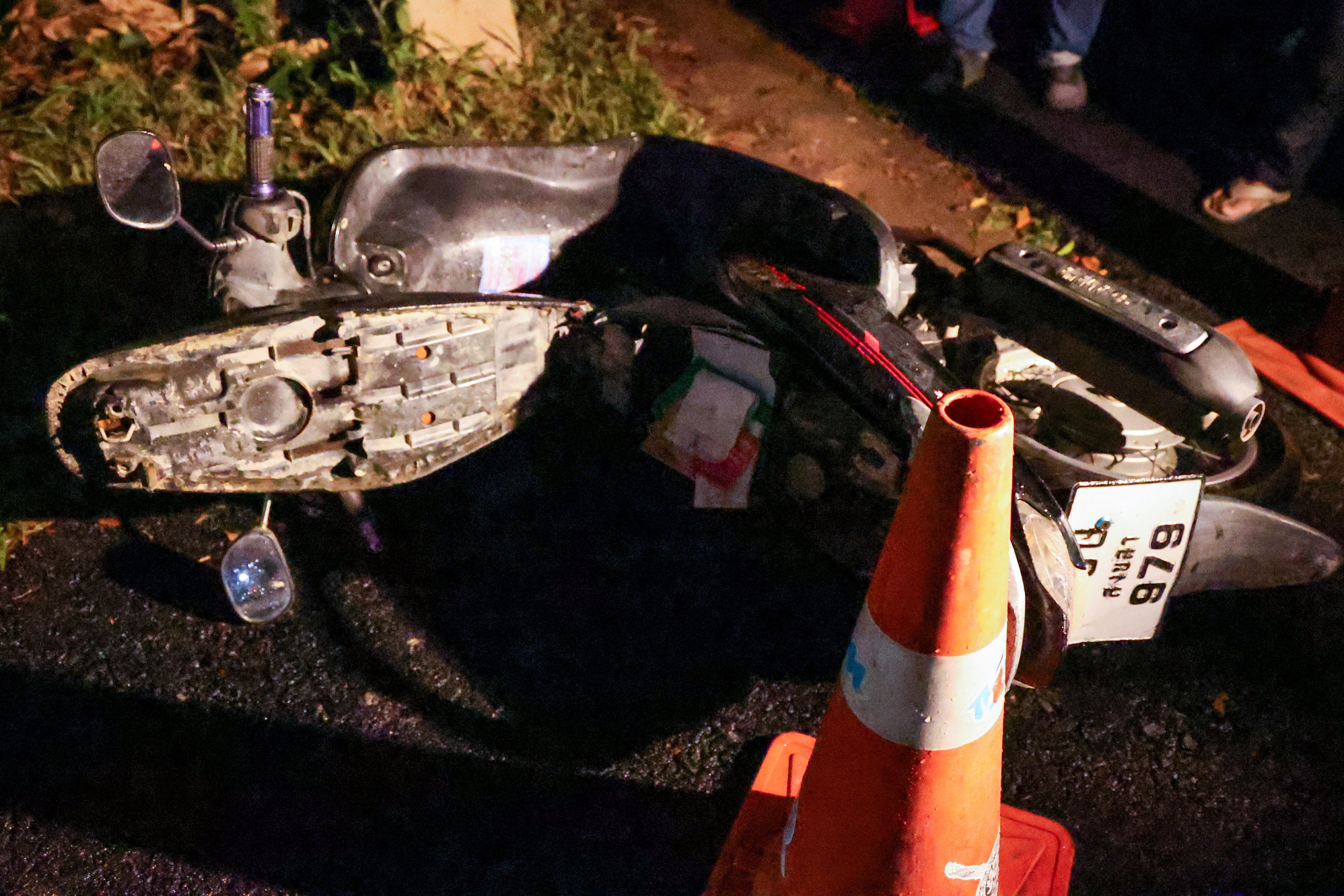 Мотоцикл у близини капије школе Патонгпратханкириват, за који се верује да припада нападачу, након што је ушао и држао као таоце непознат број ученика и наставника, у јужном Тајланду Сонгкхла, 11. фебруара 2026.