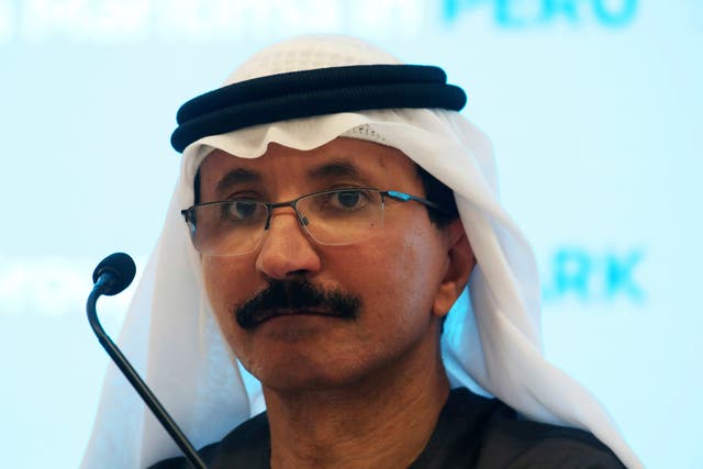 <p>El sultán Ahmed bin Sulayem, expresidente y director ejecutivo del operador portuario DP World, respaldado por Dubái, escucha durante una conferencia de prensa en Dubái (Emiratos Árabes Unidos).</p>
