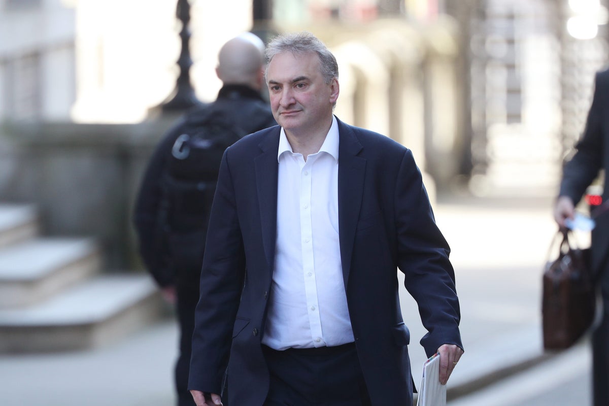 Former cabinet secretary handed record-breaking £860,000 payout after being forced out, report reveals