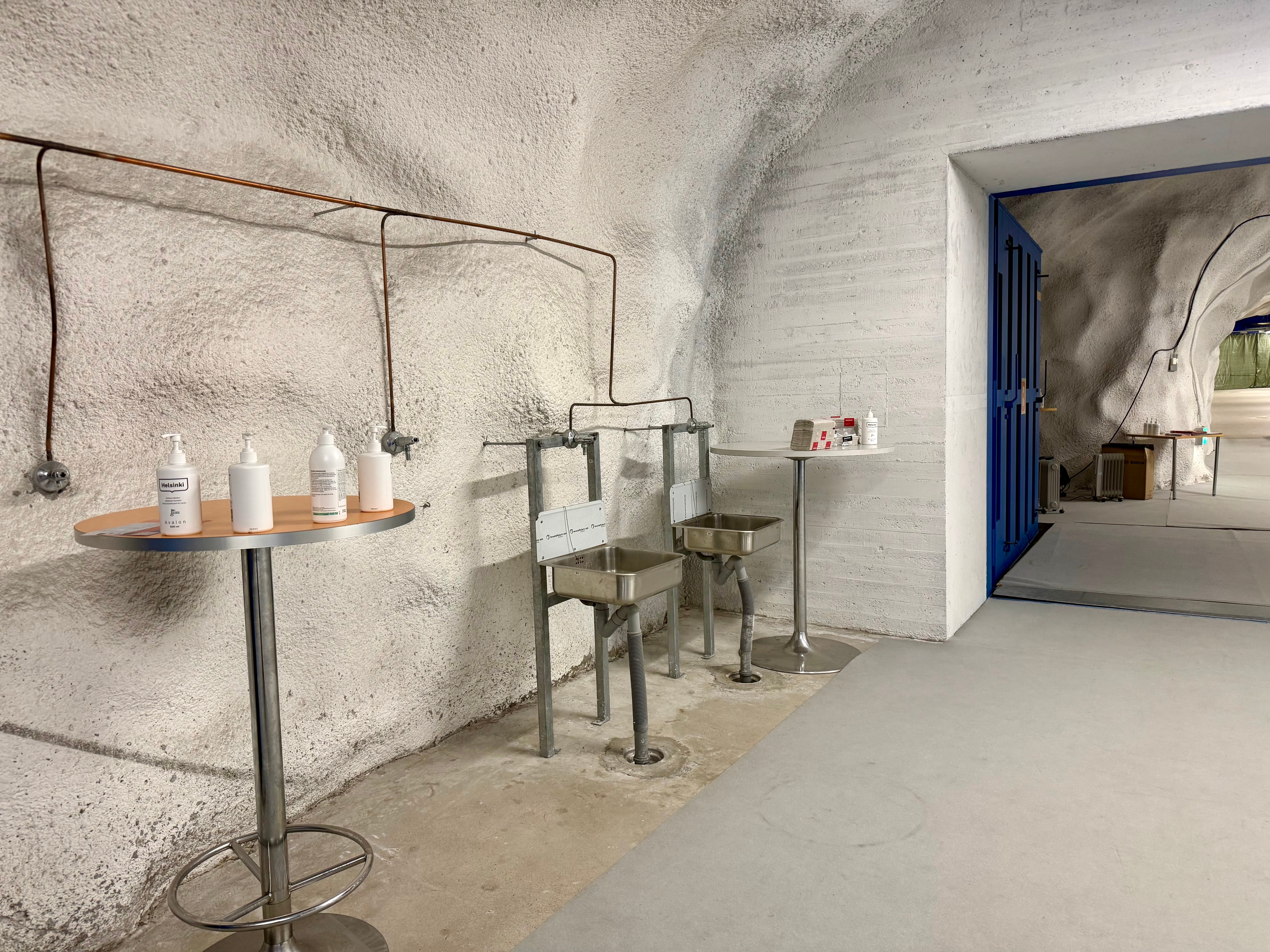 Torneiras e chuveiros são instalados para lavar toxinas das roupas