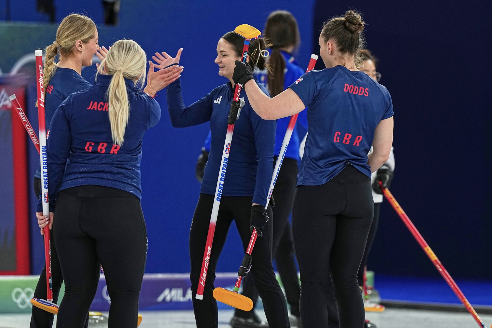 Тим ГБ слави пошто је победио Канаду у свом мечу у карлингу