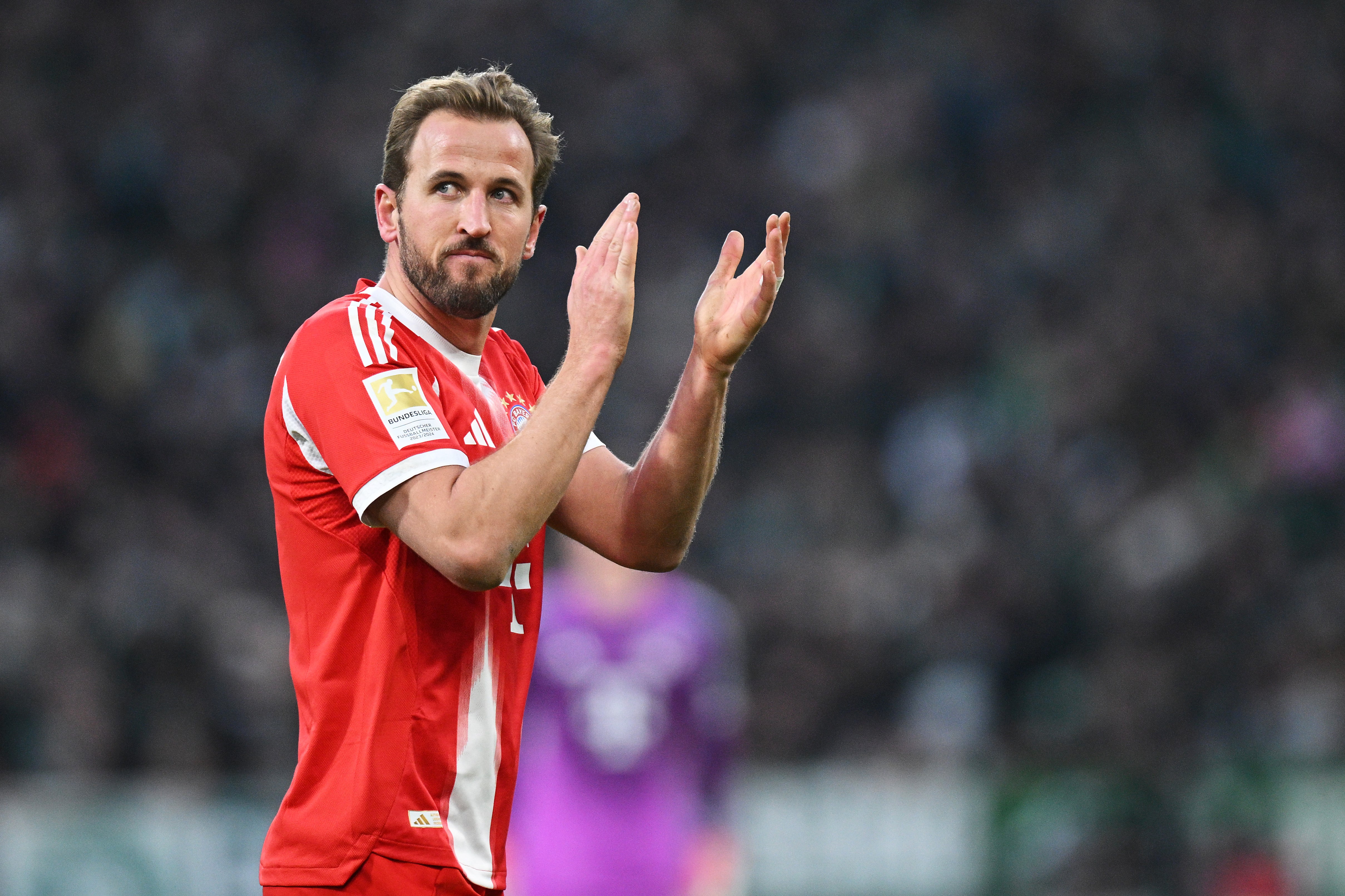 <p>BREMEN, GERMANY - FEBRUARY 14: Harry Kane of FC Bayern Munich applauds the fans as he is substituted off for teammate Nicolas Jackson (not pictured) during the Bundesliga match between SV Werder Bremen and FC Bayern MÃ¼nchen at Weserstadion on February 14, 2026 in Bremen, Germany. (Photo by Stuart Franklin/Getty Images)</p>