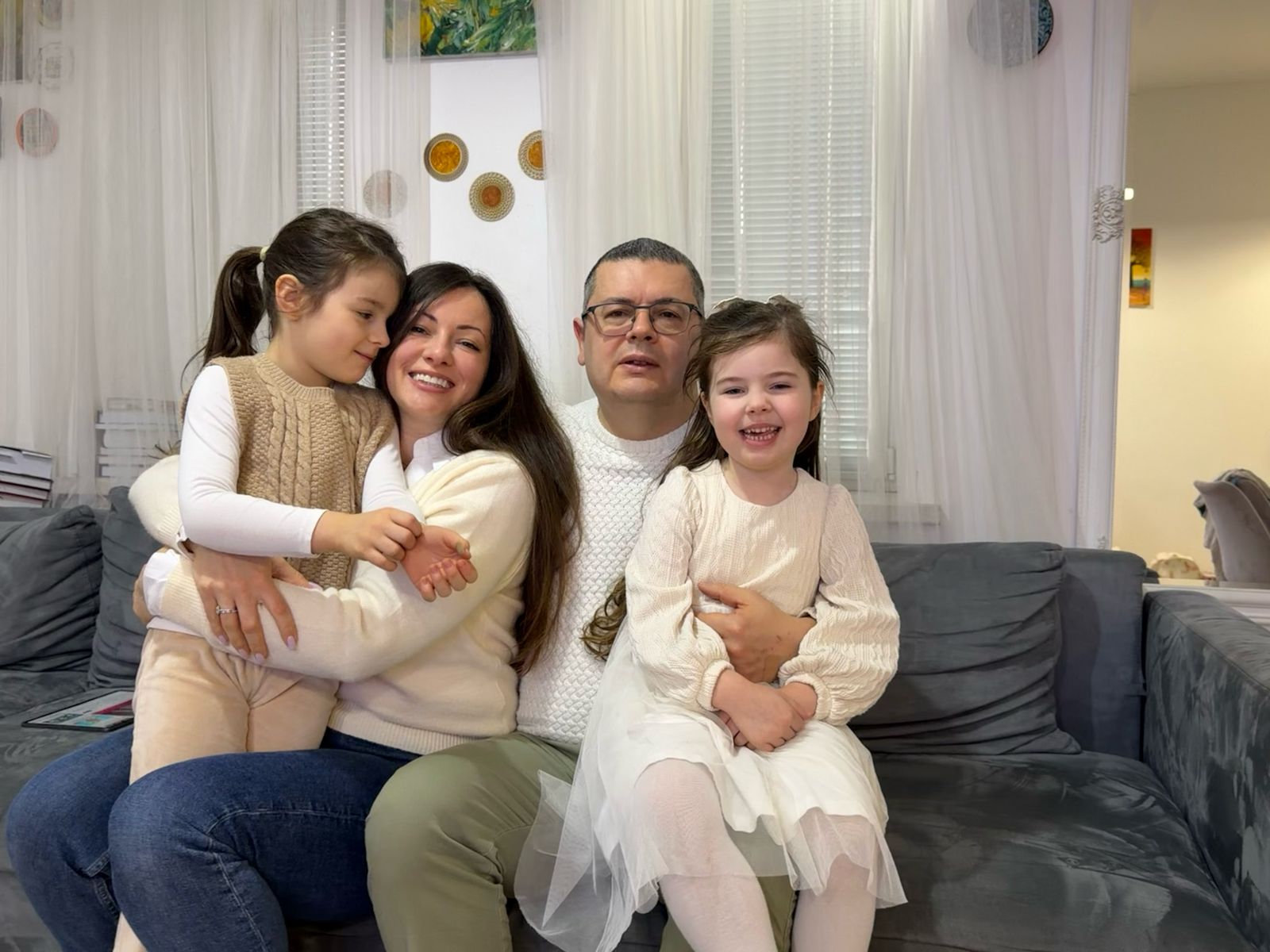 Sophia, 4, fotografada com sua irmã Lillian, de 7 anos, mãe e pai