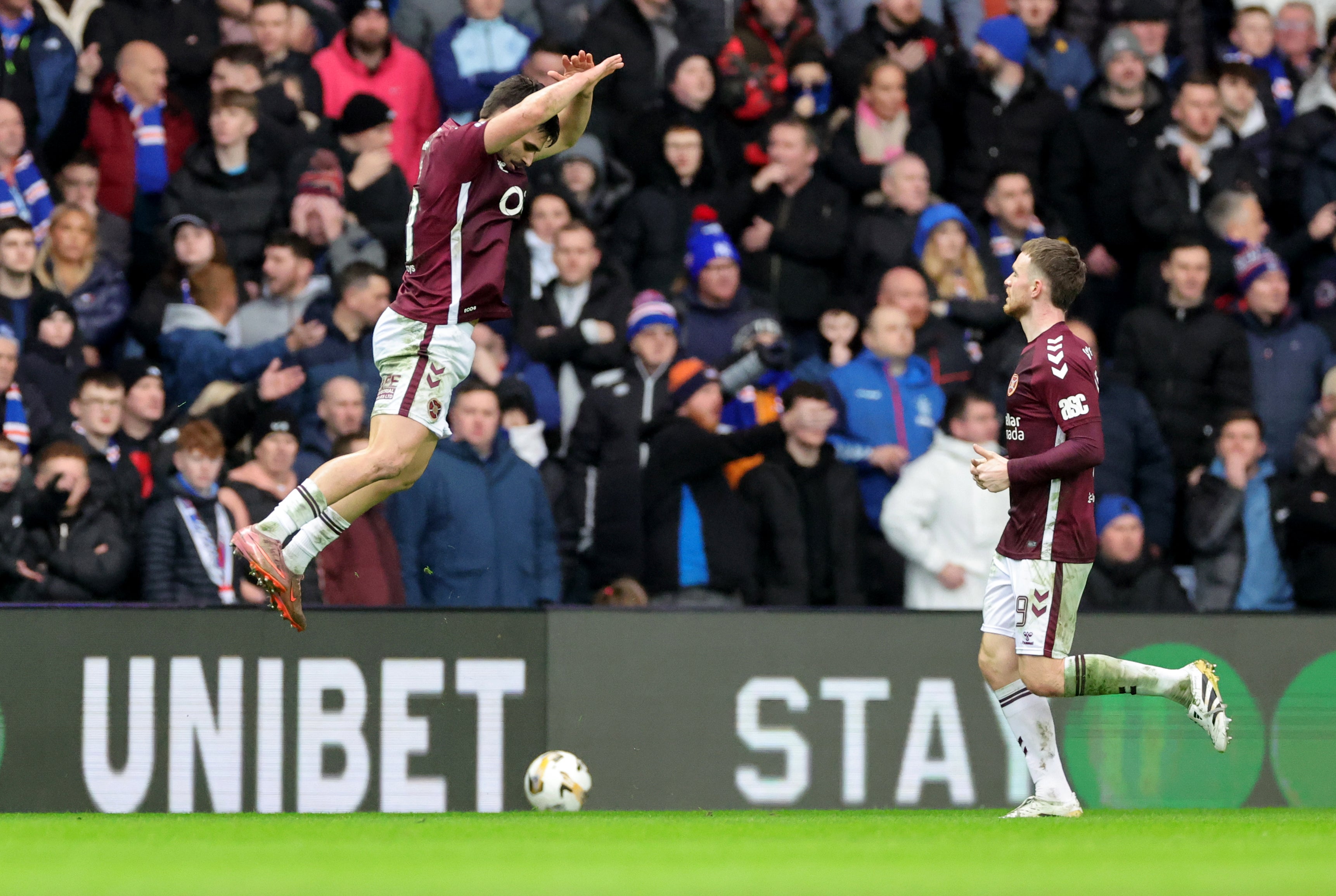O cabeceamento de Braugher foi excelente e o Hearts restaurou a liderança
