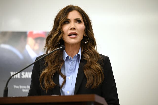 <p>La secretaria de Seguridad Nacional, Kristi Noem, ha calificado de “mentira repugnante” los rumores de que mantiene una relación sentimental con su principal asesor, Corey Lewandowski</p>