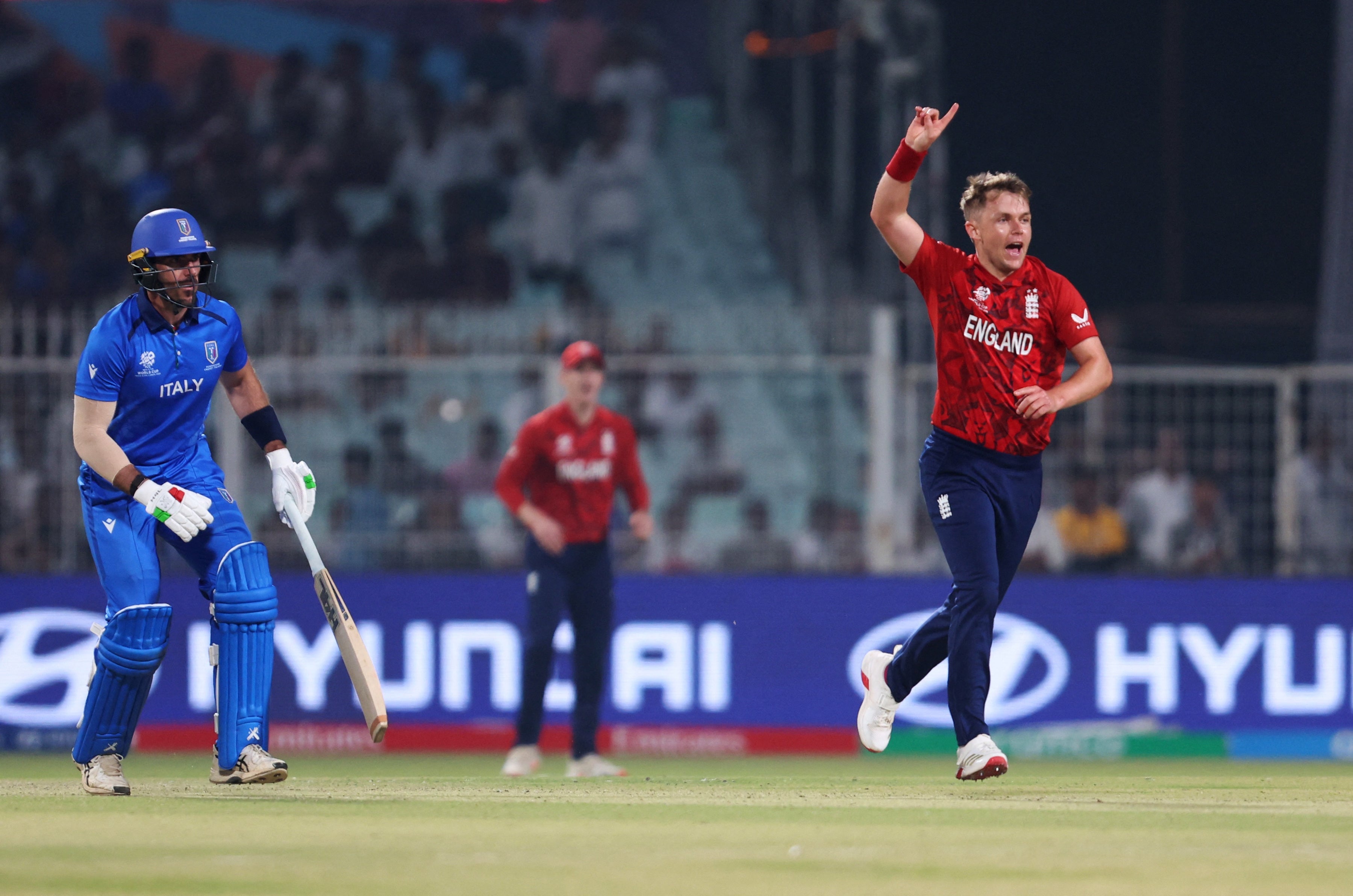 Сем Каран је импресионирао лоптом која је донела 3 за 22