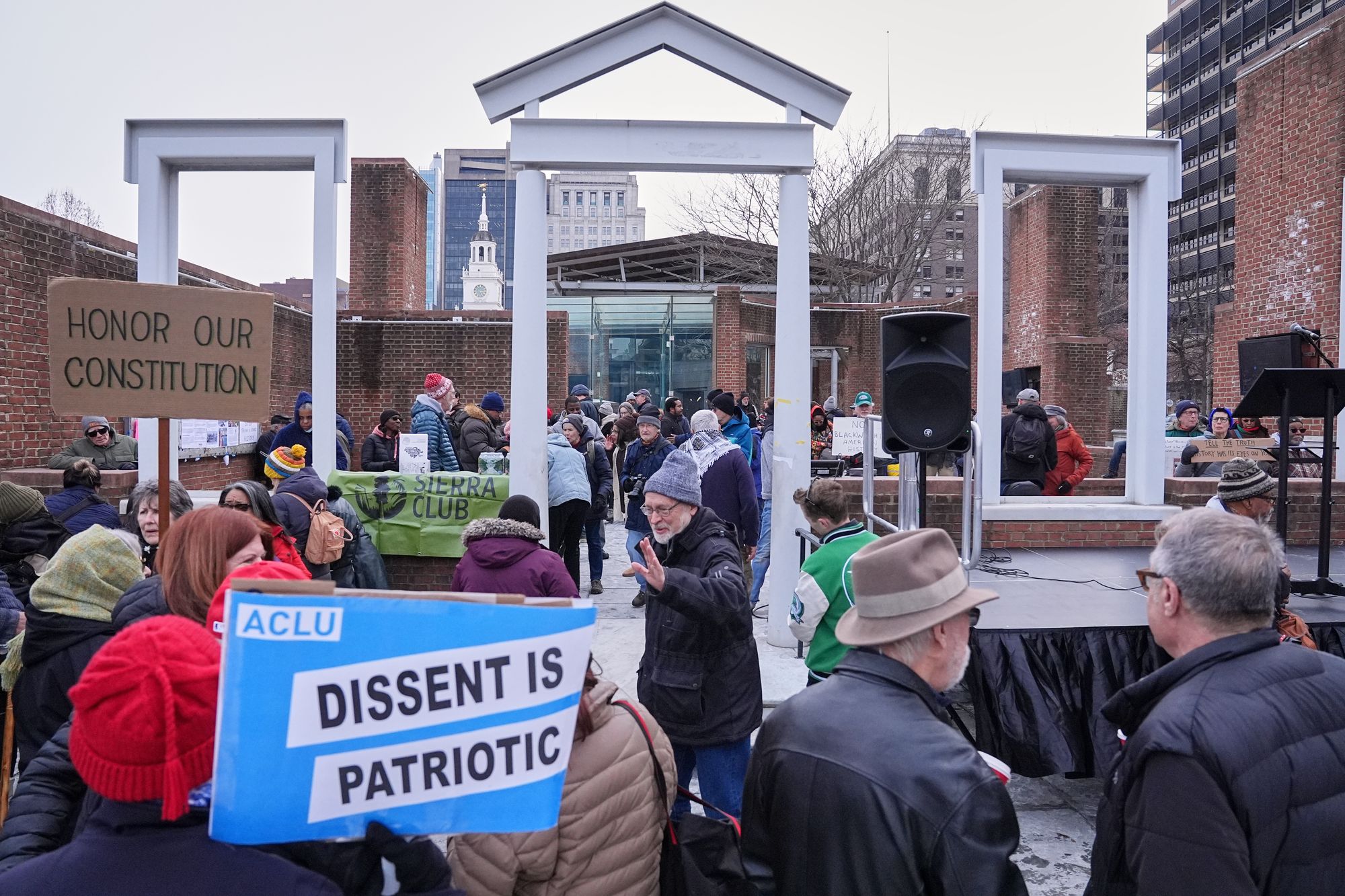 Autoridades municipais e advogados processaram a administração Trump quando surgiram protestos contra a remoção de qualquer menção à escravidão do local, parte do esforço abrangente do presidente em todo o governo para minimizar a história de escravidão do país.